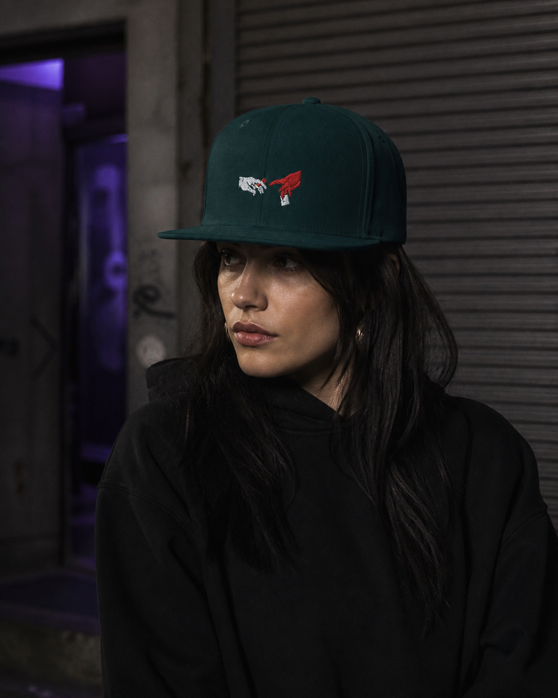 Dealers Snapbackcap Cap an weiblichem Model – KI-generierte Darstellung