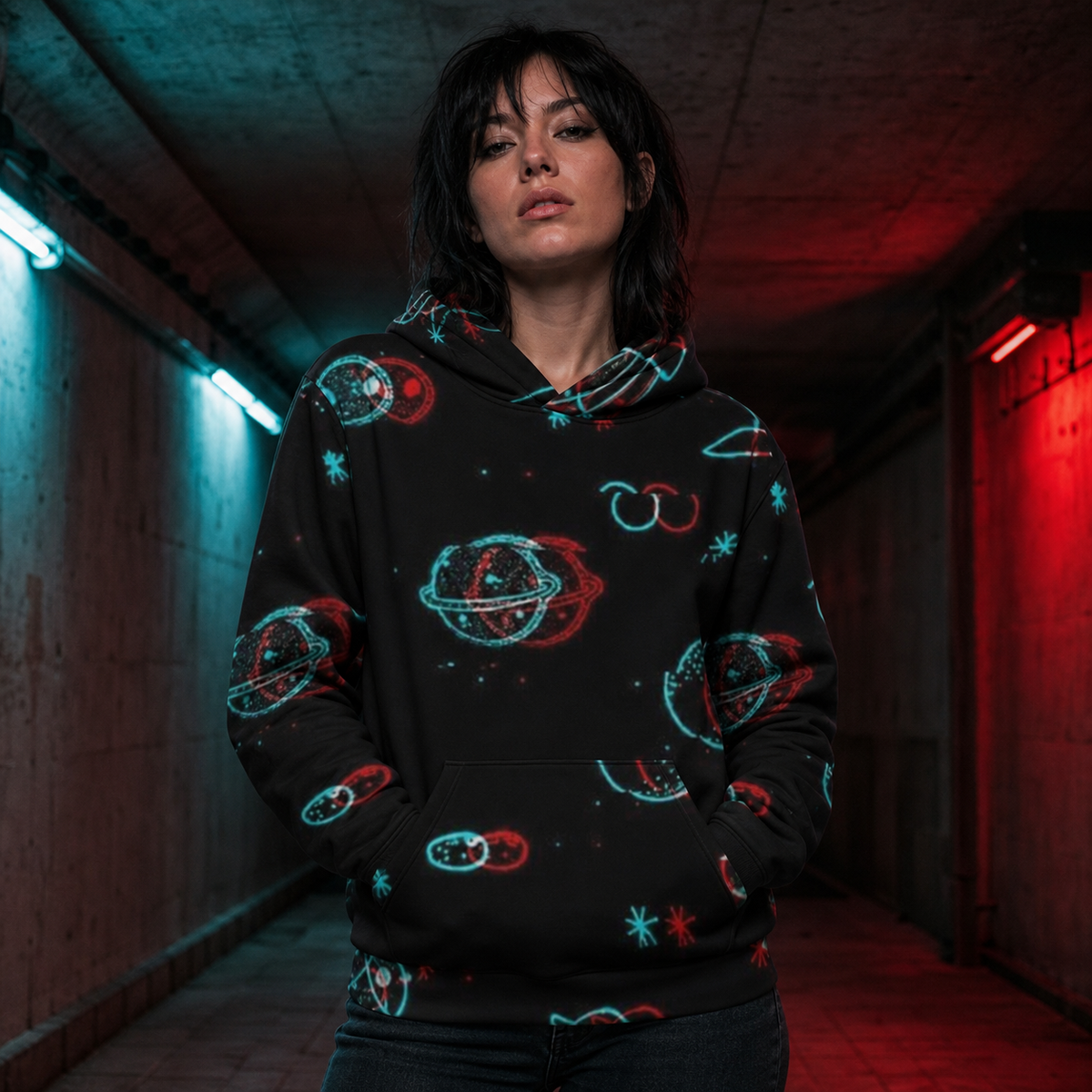 Weibliches Model trägt den Difflation Unisex Hoodie von NiZED mit cyan-rotem Allover-Planetenprint in Berliner Clubkulisse – KI-generierte Darstellung
