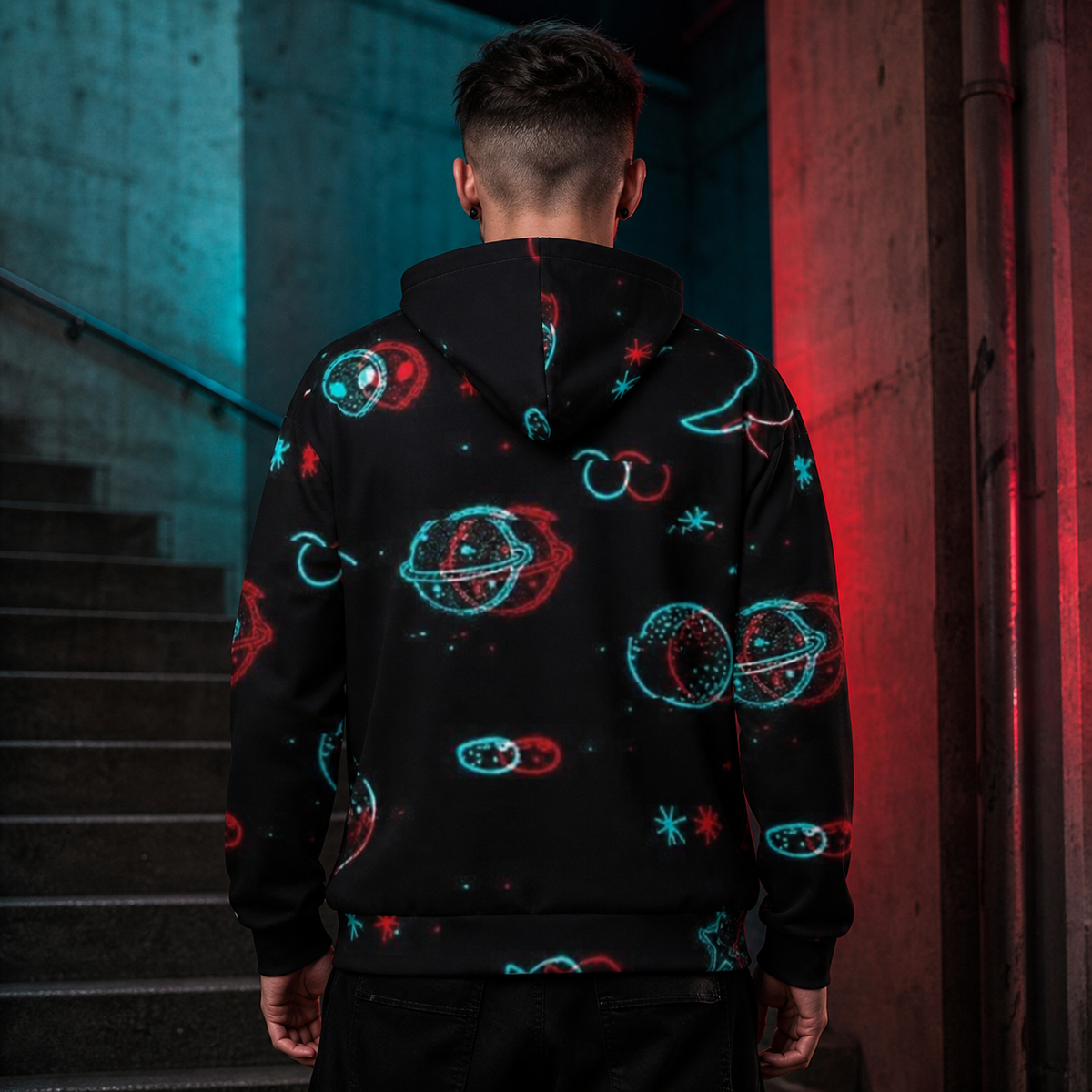 Männliches Model trägt den Difflation Unisex Hoodie von NiZED mit cyan-rotem Allover-Planetenprint in Berliner Betonkulisse – KI-generierte Darstellung