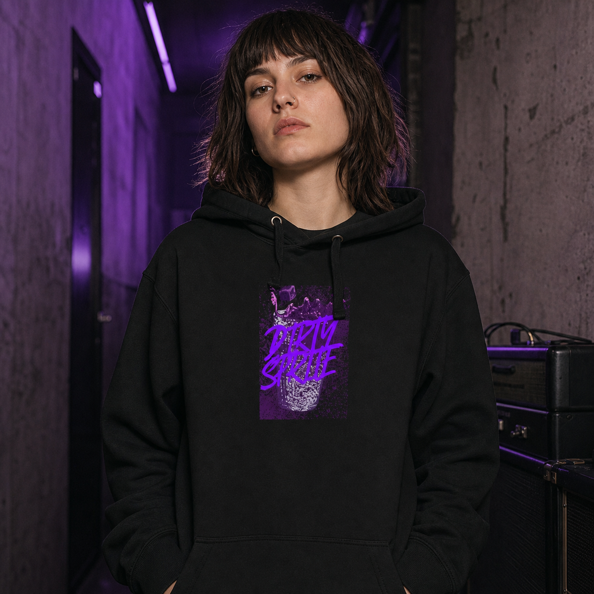 Weibliches Model trägt den schwarzen Dirty Sprite Hoodie von NiZED mit violettem Frontprint in Berliner Clubkulisse – KI-generierte Darstellung