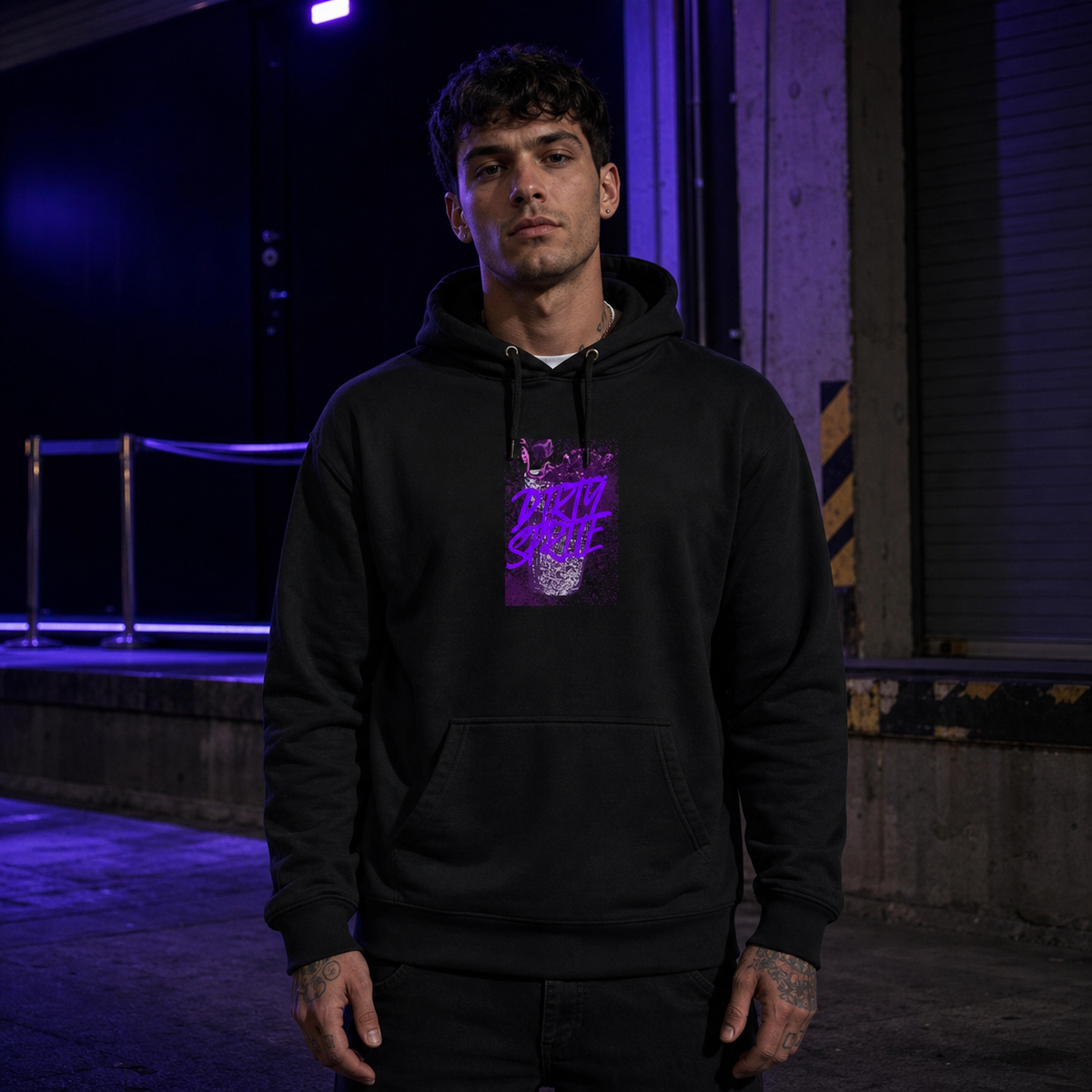 Männliches Model trägt den schwarzen Dirty Sprite Hoodie von NiZED mit violettem Frontprint in urbaner Berliner Nachtkulisse – KI-generierte Darstellung