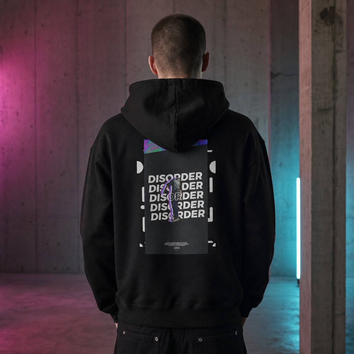 Männliches Model trägt den schwarzen Disorder Graphic Hoodie von NiZED mit großem Disorder Rückenprint in Berliner Betonkulisse – KI-generierte Darstellung