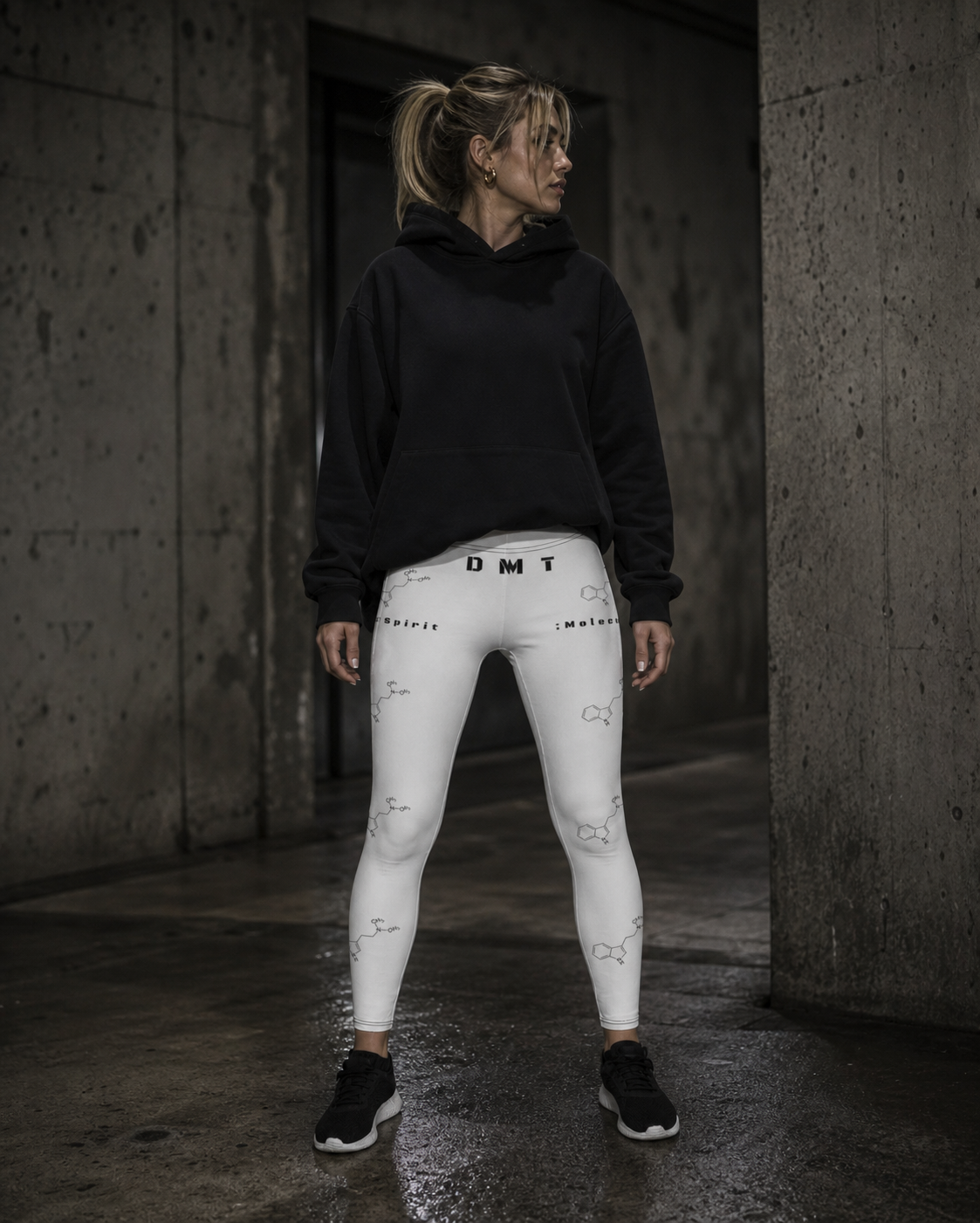 DMT Spirit Leggings - Festival Leggings am weiblichen Modell - KI-generierte Darstellung