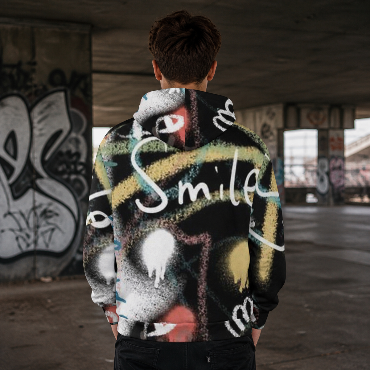 Männliches Model trägt den Dont Afraid Hoodie von NiZED mit farbigem Smile Allover-Graffiti-Print in Berliner Unterführung – KI-generierte Darstellung