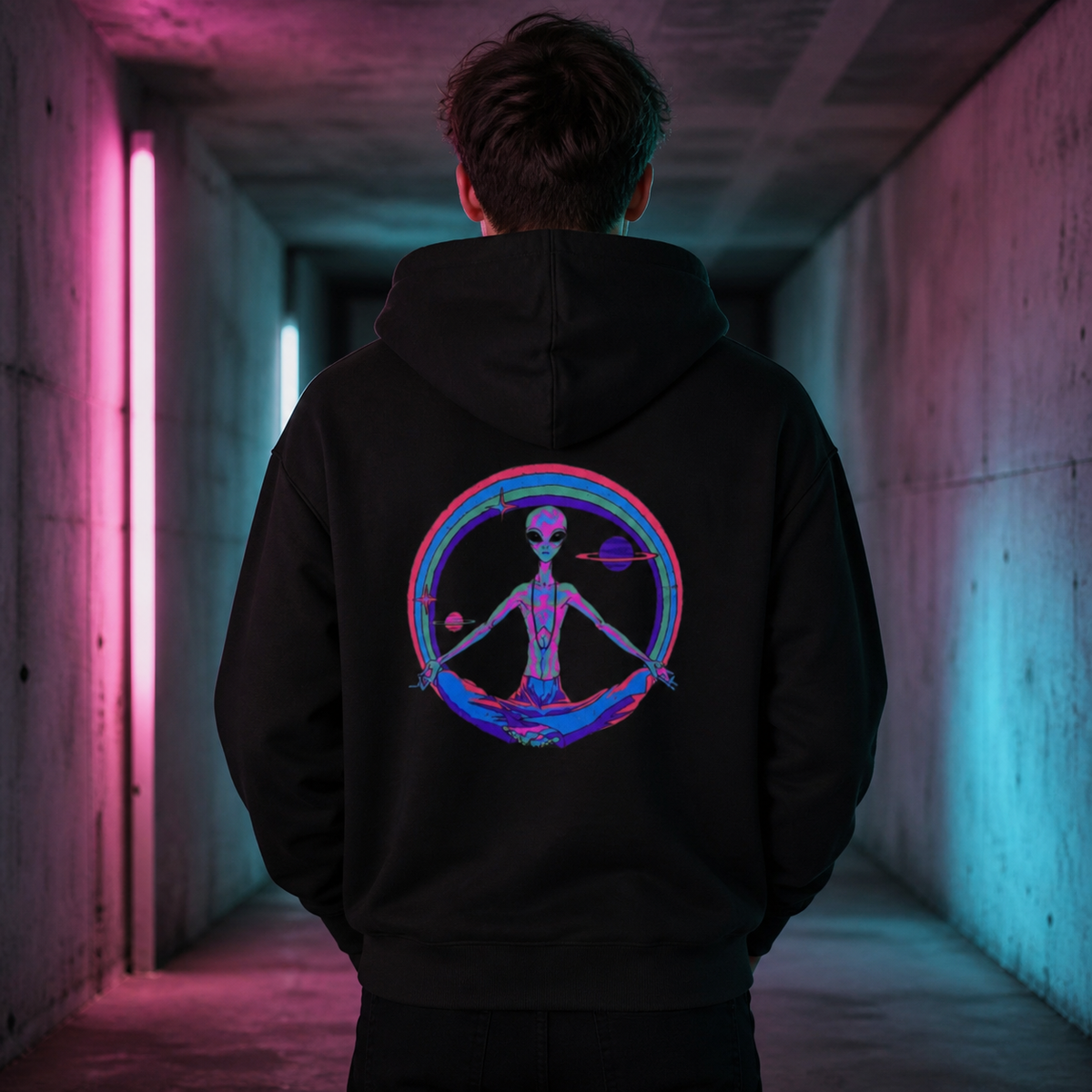 Männliches Model trägt den schwarzen Dont Belive Hoodie von NiZED mit großem neonfarbenem Alien Rückenprint – KI-generierte Darstellung