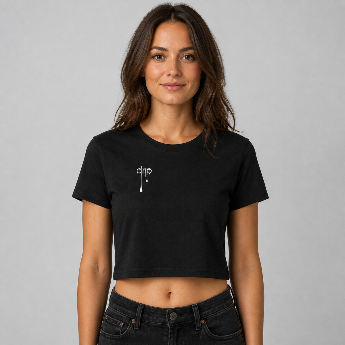 Drip Crop Top von NiZED am weiblichen Modell, Vorderansicht – KI-generierte Darstellung