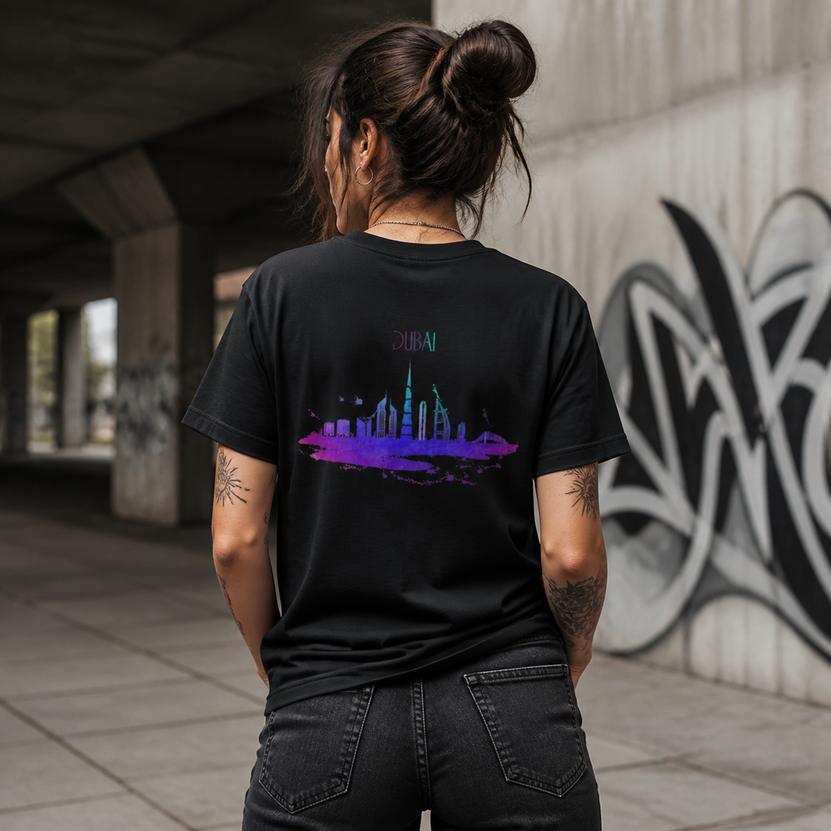 Dubai Graphic T-Shirt Damenmodel Rückansicht – KI-generierte Darstellung
