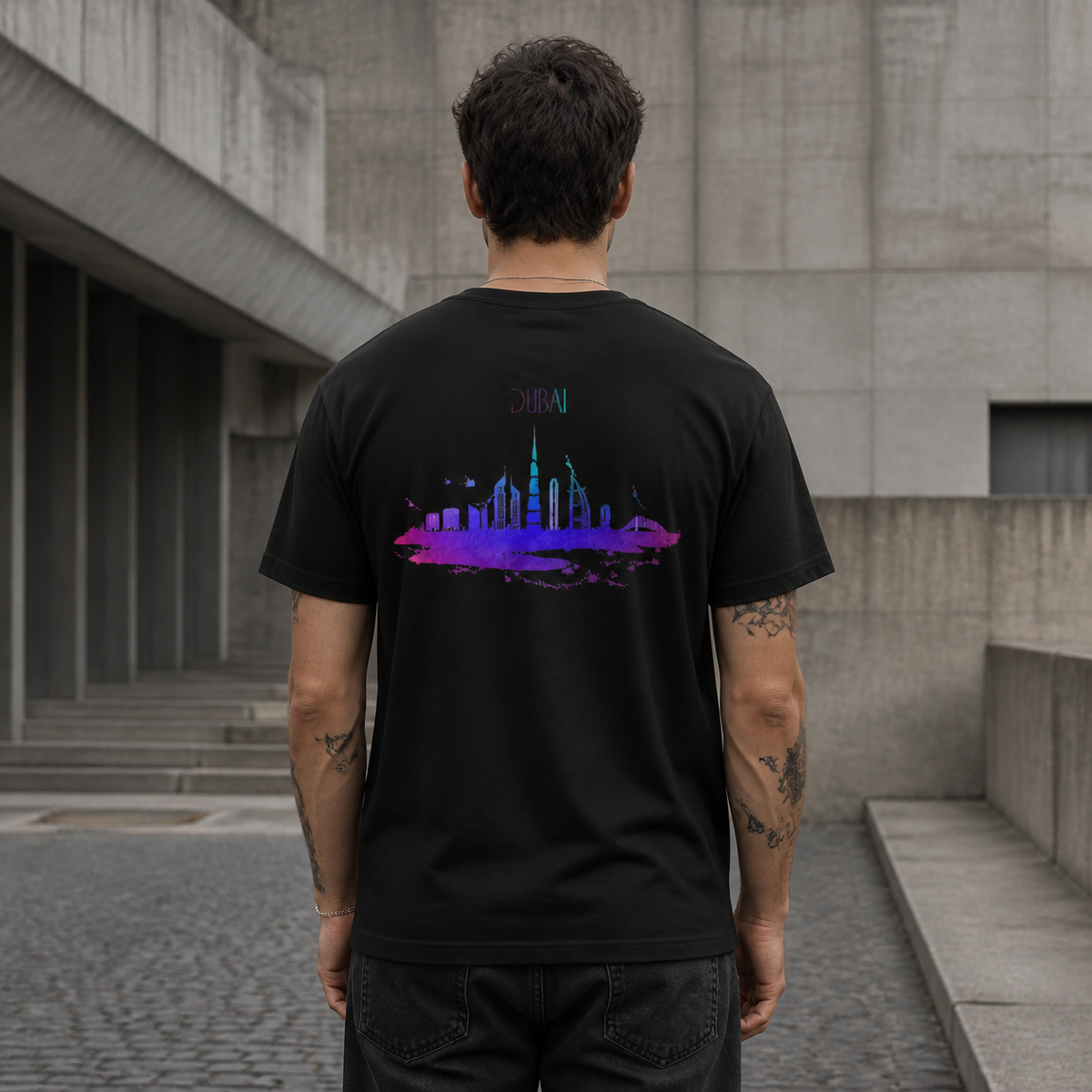 Dubai Graphic T-Shirt Herrenmodel Rückansicht – KI-generierte Darstellung