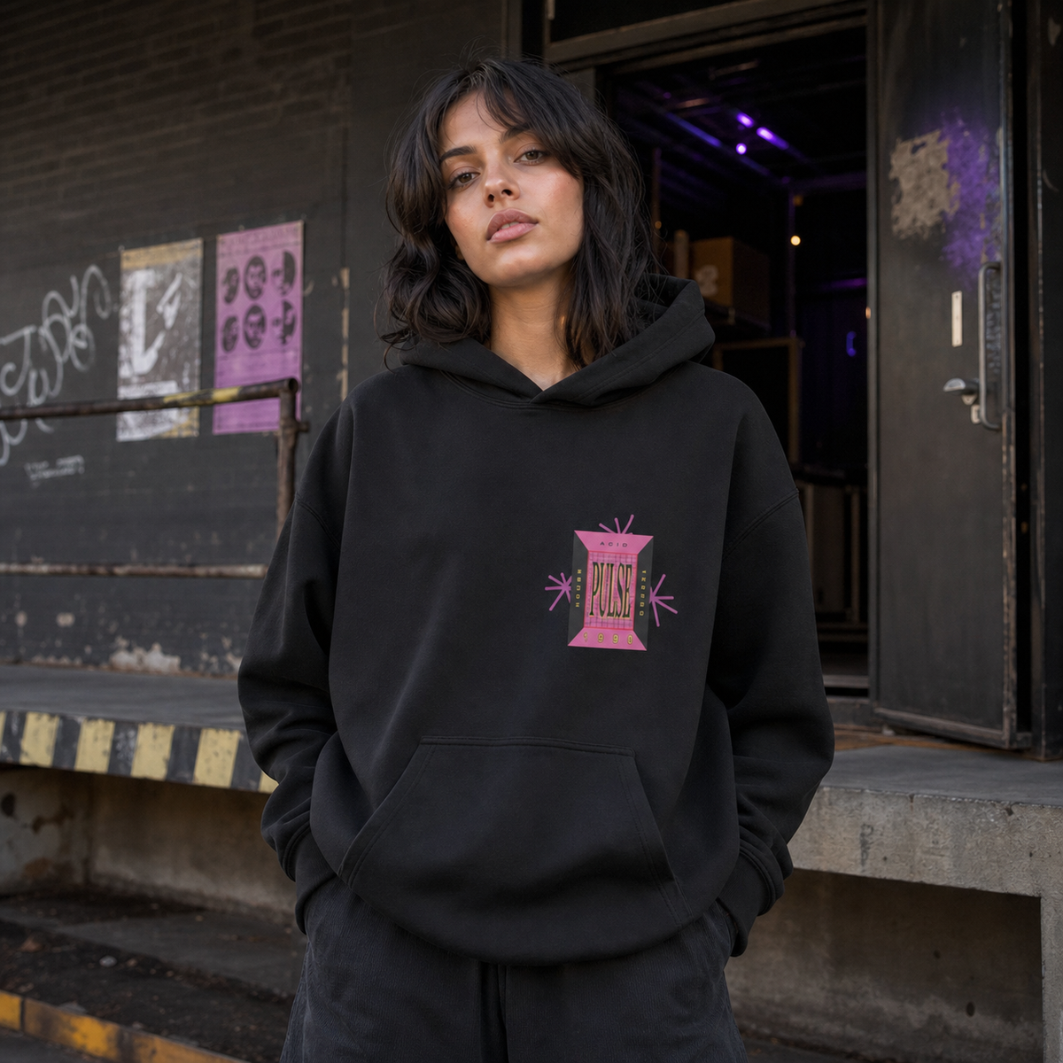 Dzr Graphic Hoodie von NiZED mit pinkem Retro TV Frontprint am weiblichen Model – KI-generierte Darstellung