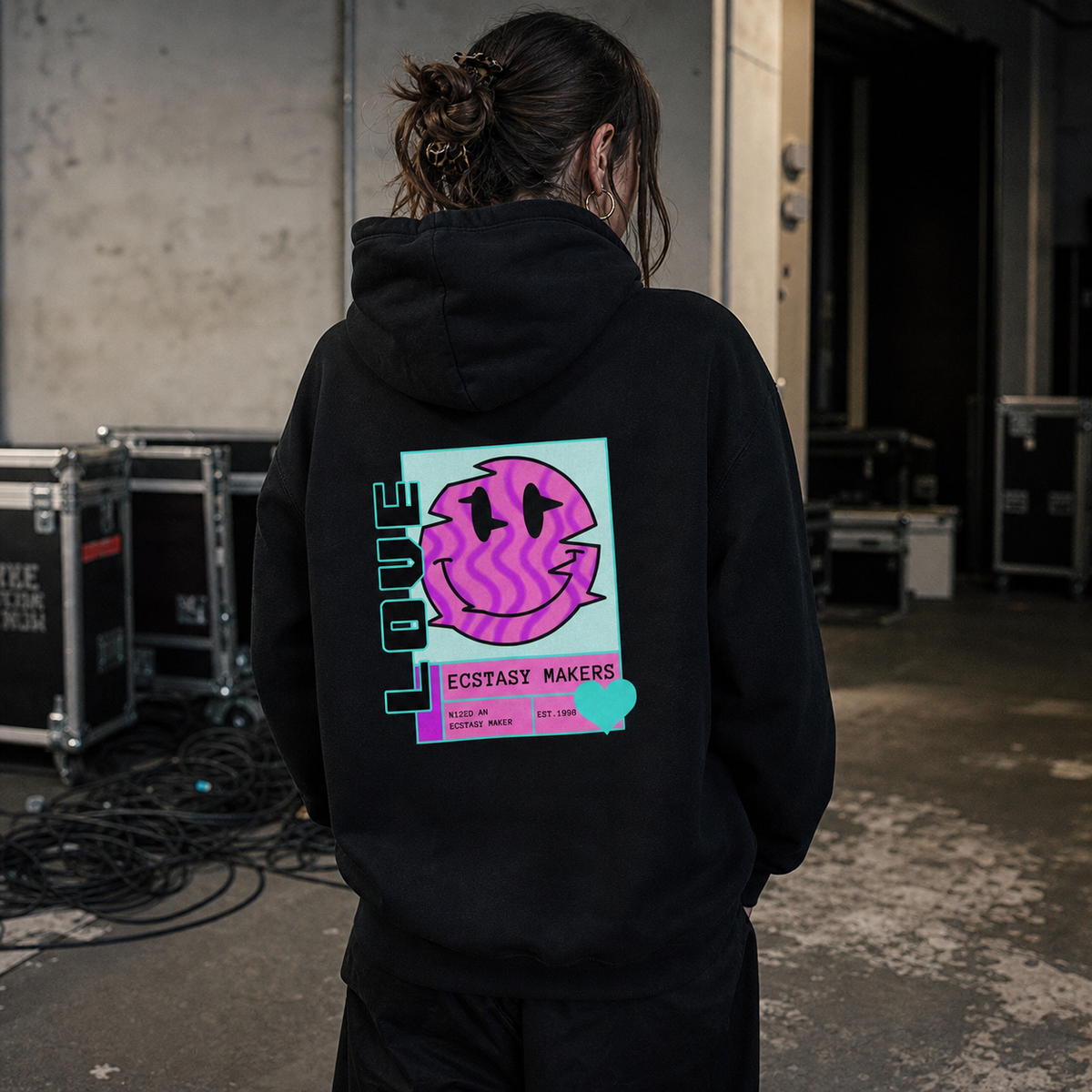 Ecstasy Makers Hoodie am weiblichen Model mit großem Backprint in einer Berliner Event-Location – KI-generierte Darstellung