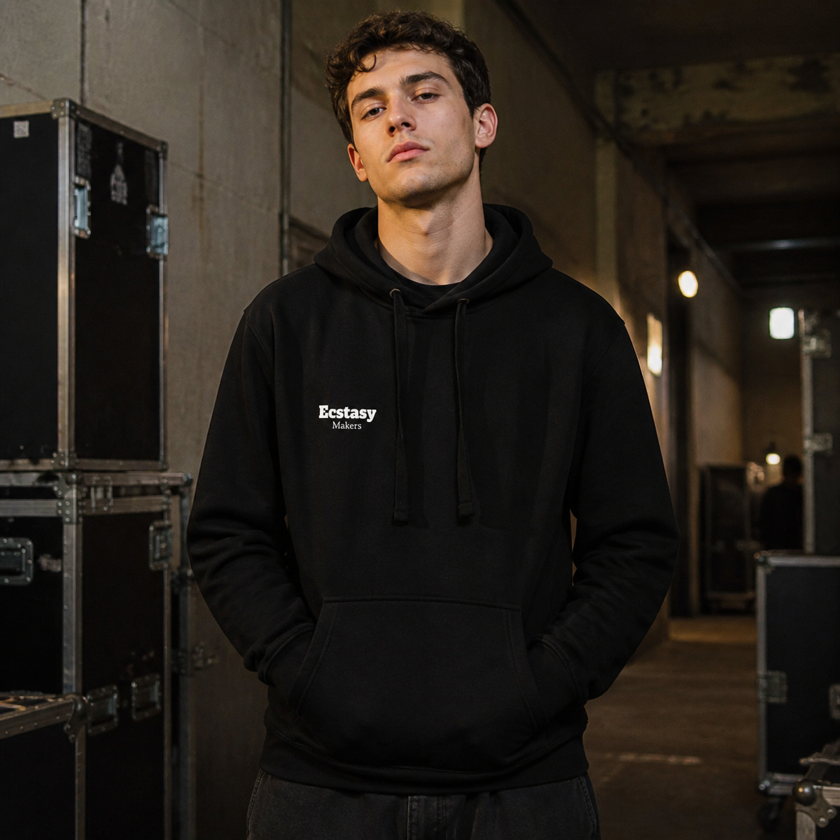 Ecstasy Makers Hoodie am männlichen Model mit Frontprint im Berliner Club-Backstage – KI-generierte Darstellung