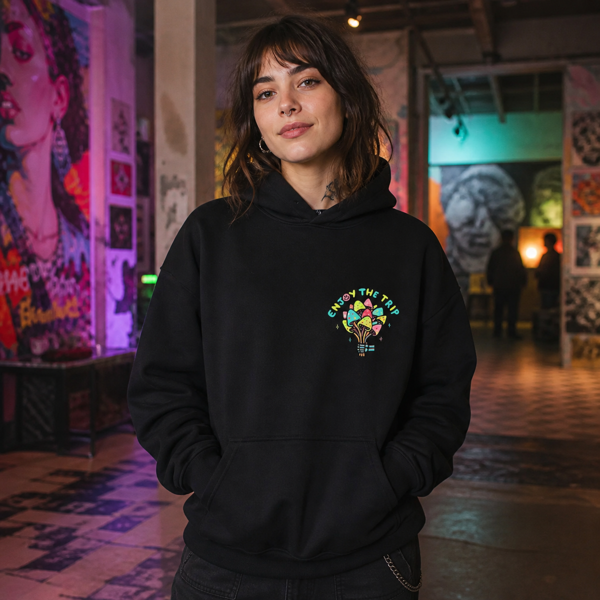 Enjoy The Trip Hoodie von NiZED mit farbigem Brustprint am weiblichen Model – KI-generierte Darstellung