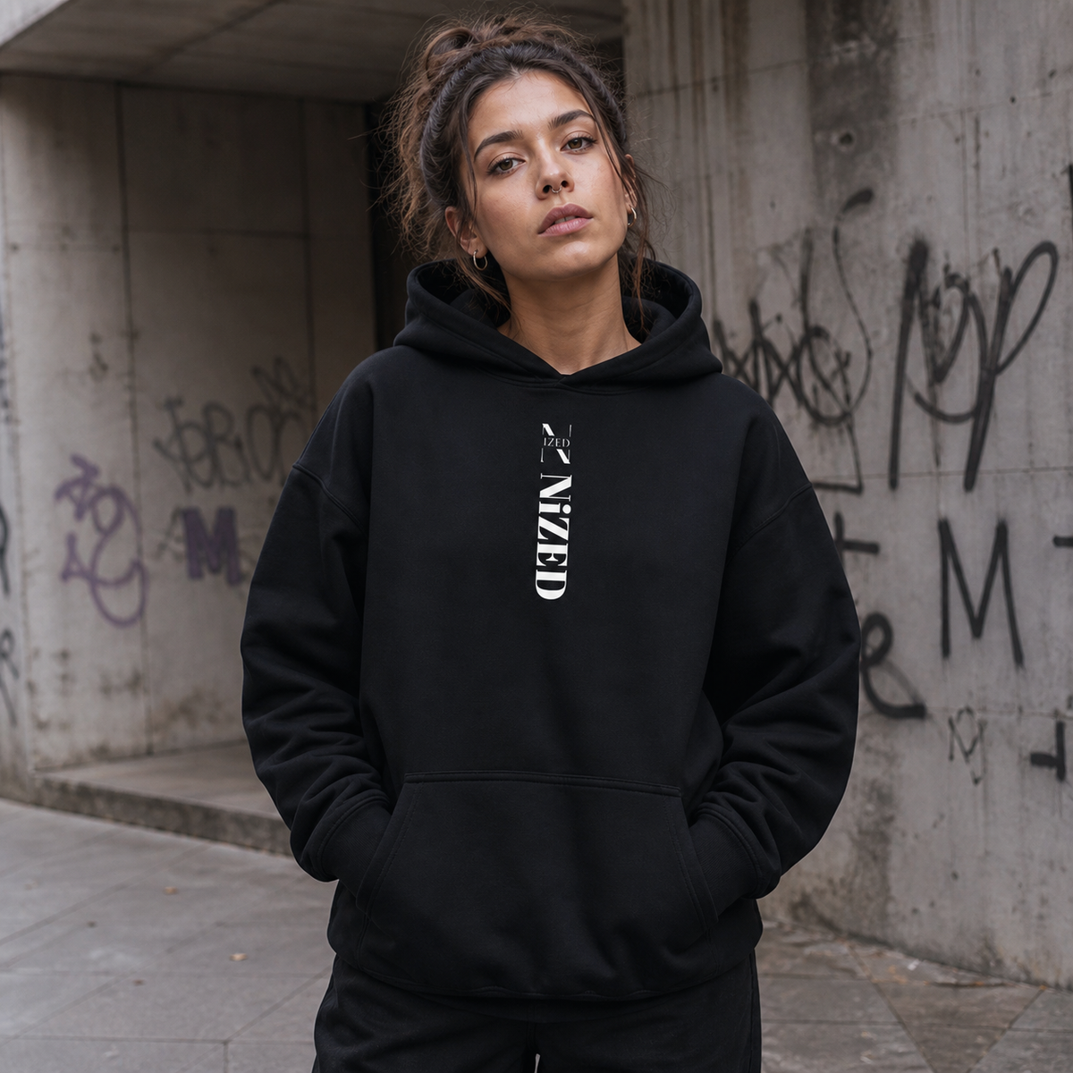 Escape Reality Hoodie von NiZED mit vertikalem Frontprint am weiblichen Model – KI-generierte Darstellung