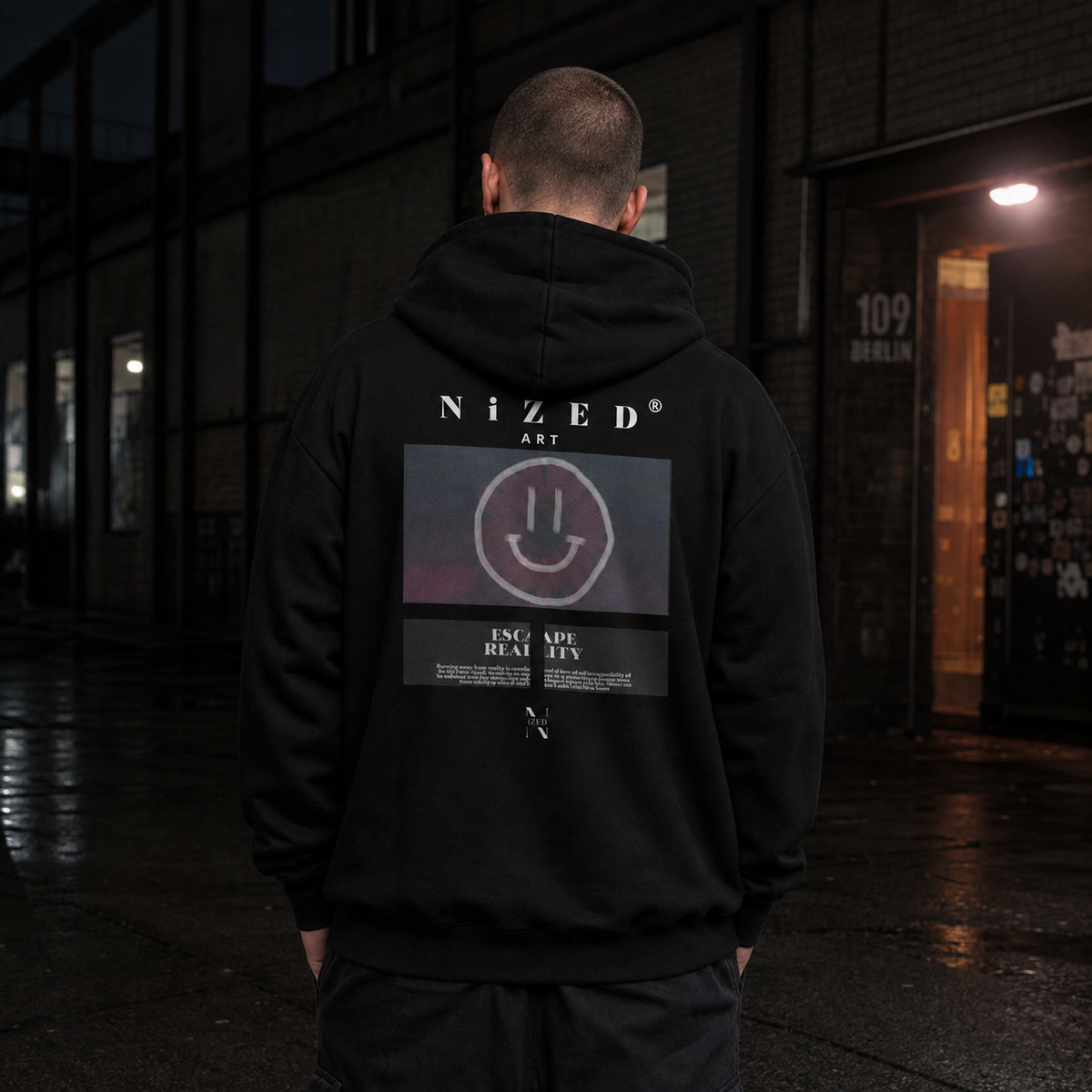 Escape Reality Hoodie von NiZED mit großem Rückenprint am männlichen Model – KI-generierte Darstellung