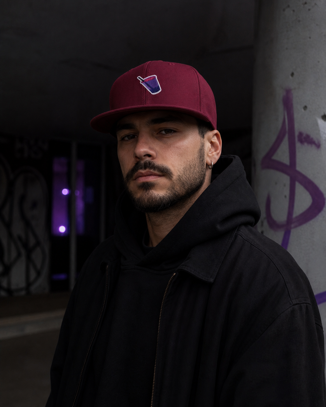 Bottle Statement Cap an männlichem Model – KI-generierte Darstellung