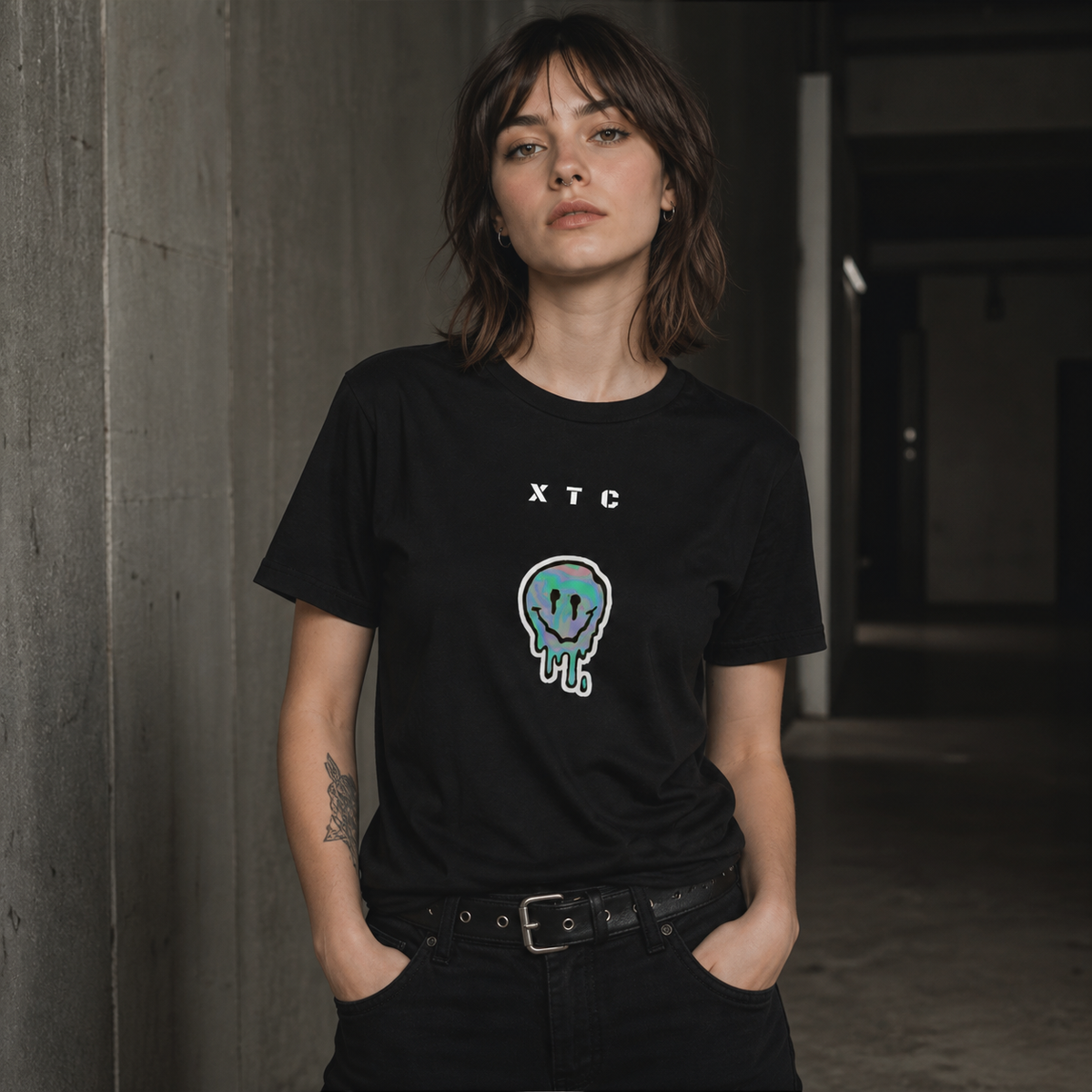 Extasy Graphic T-Shirt Damenmodel Vorderansicht – KI-generierte Darstellung