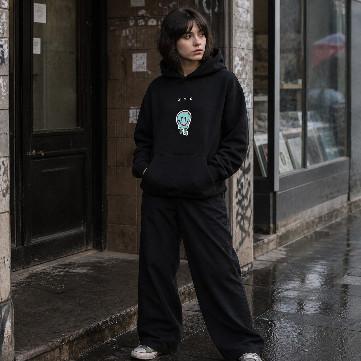 Extasy Graphic Hoodie am weiblichen Model mit Frontprint vor Berliner Plattenladen – KI-generierte Darstellung