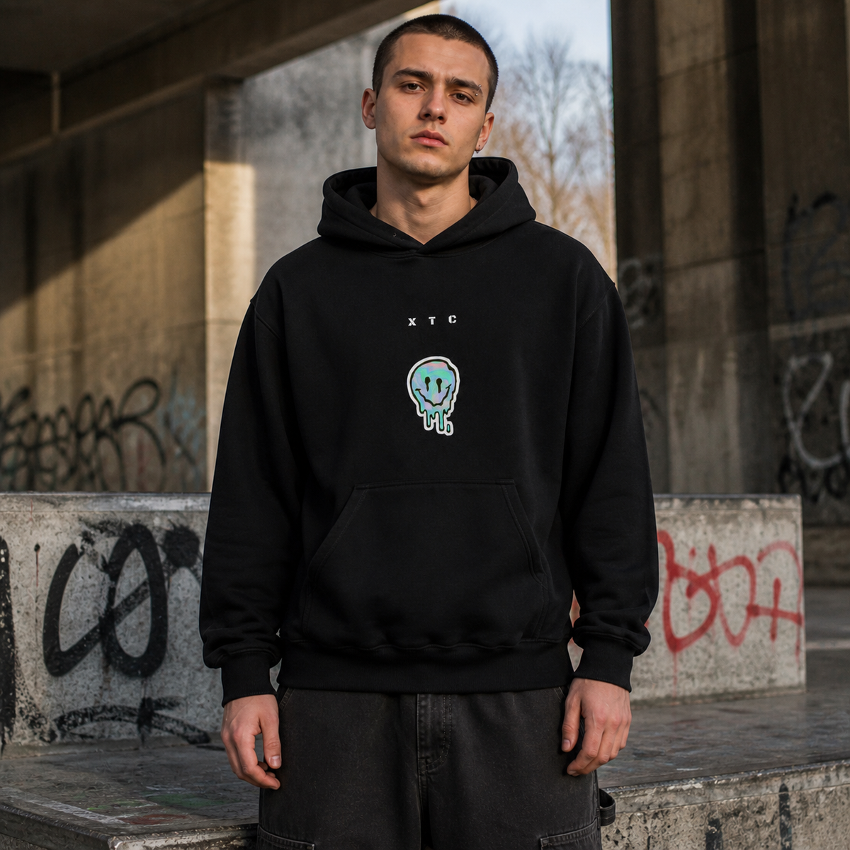 Extasy Graphic Hoodie am männlichen Model mit Frontprint in Berliner Streetwear-Kulisse – KI-generierte Darstellung