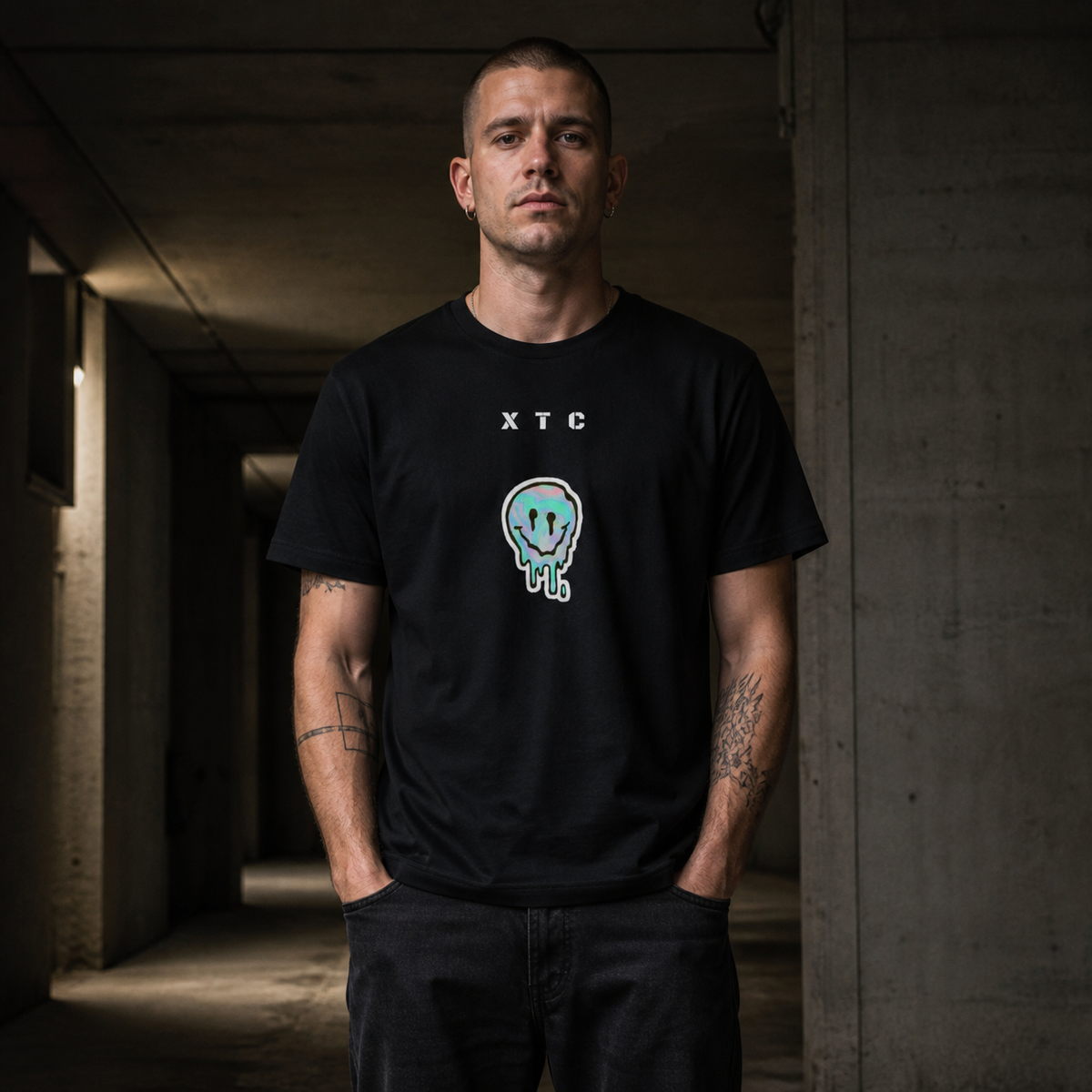 Extasy Graphic T-Shirt Herrenmodel Vorderansicht – KI-generierte Darstellung