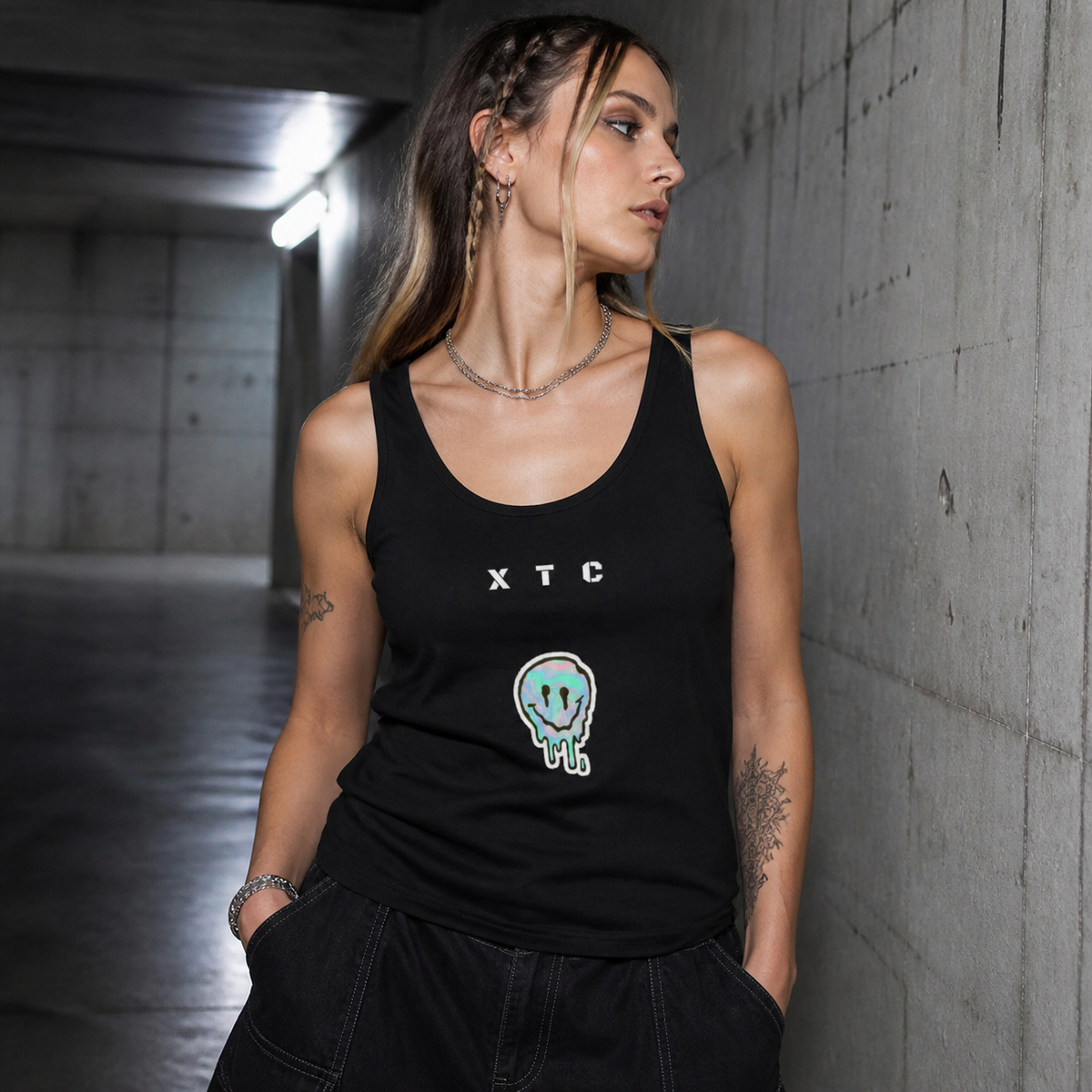 Extasy Vibes Tank Top Modellansicht - KI-generierte Darstellung