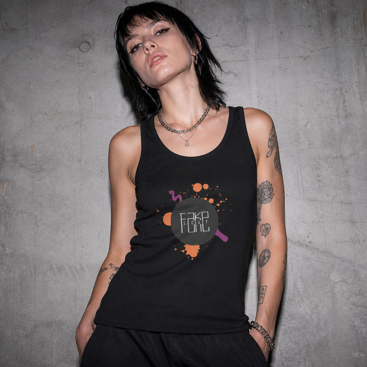 Fake Society Tank Top Modellansicht - KI-generierte Darstellung