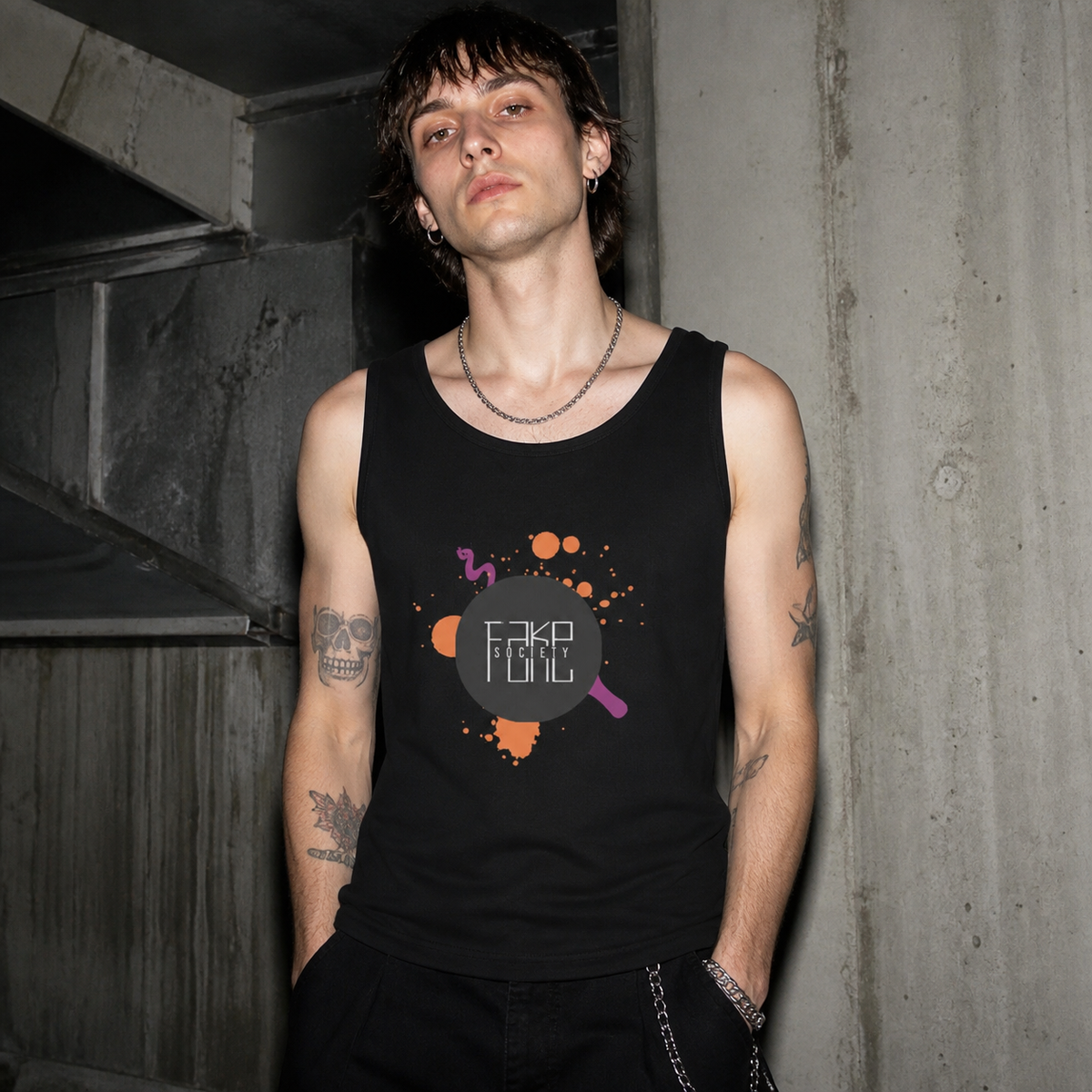Fake Society Tank Top Modellansicht - KI-generierte Darstellung