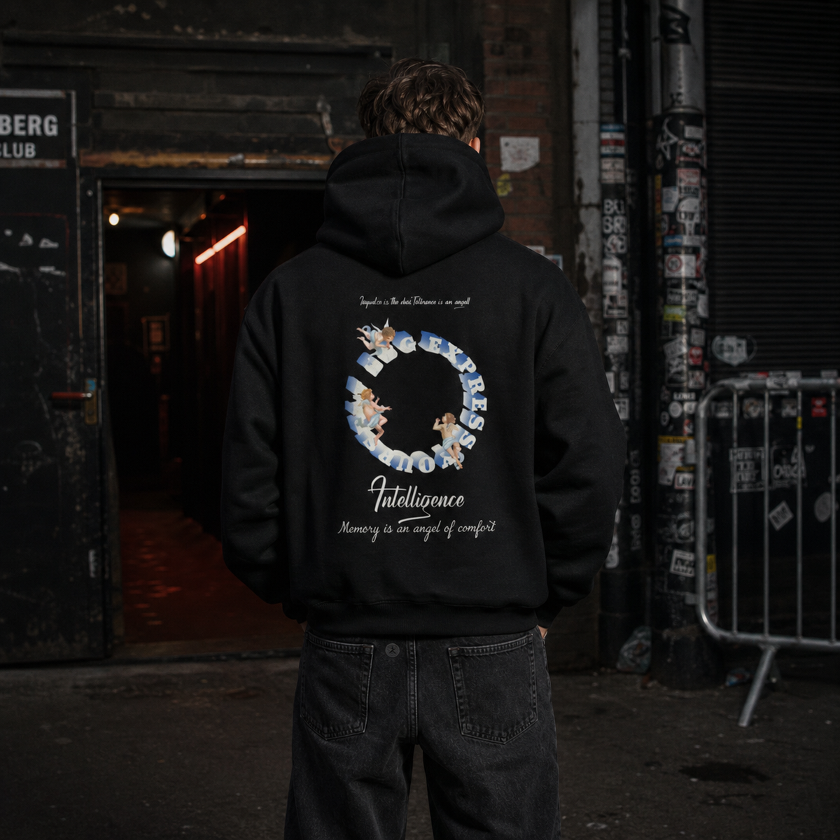 Fallen Angel Hoodie von NiZED mit Engel Schriftgrafik als Rückenprint am männlichen Model – KI-generierte Darstellung