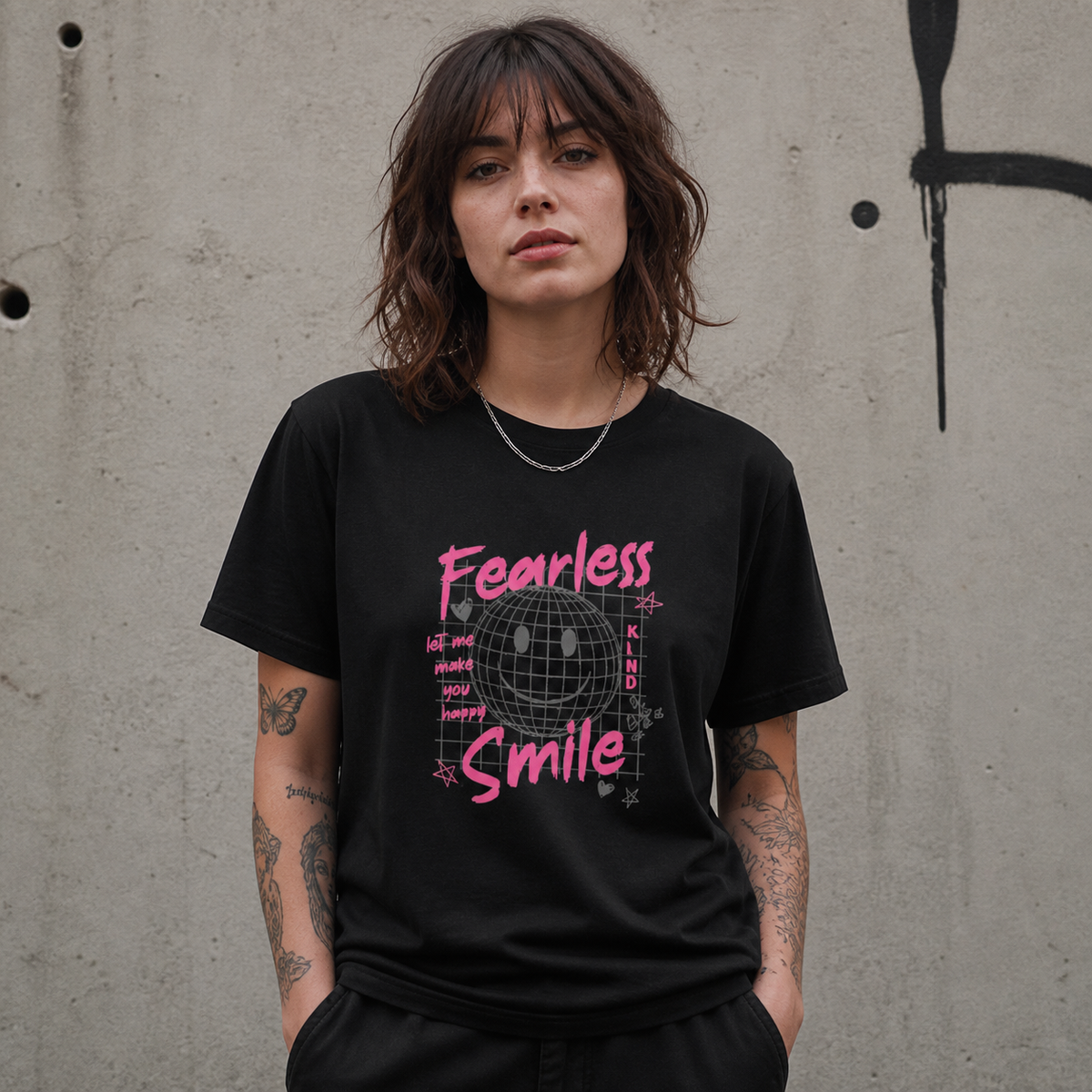 Fearless Smile Graphic T-Shirt Damenmodel Vorderansicht – KI-generierte Darstellung