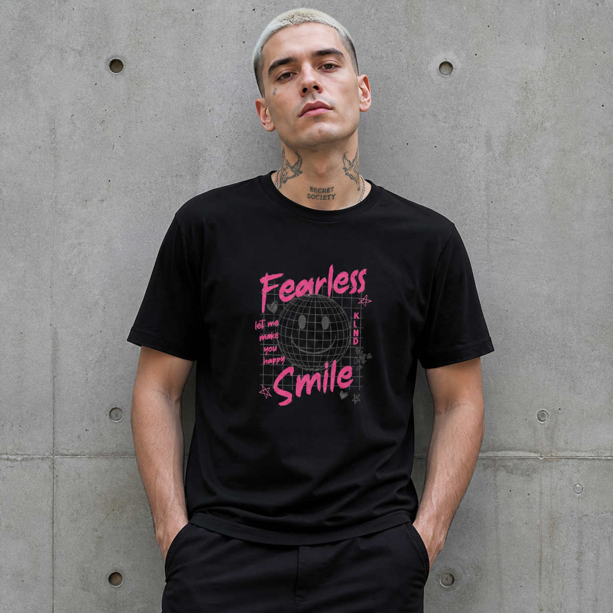 Fearless Smile Graphic T-Shirt Herrenmodel Vorderansicht – KI-generierte Darstellung