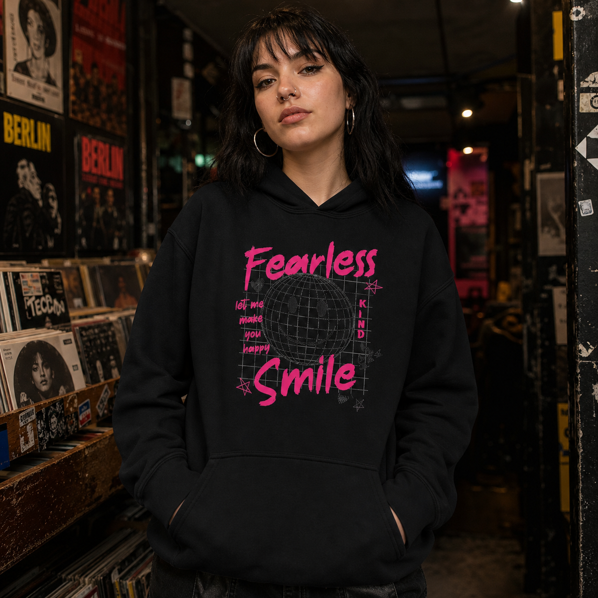 Fearless Smile Hoodie von NiZED mit pinkem Graphic Print am weiblichen Model – KI-generierte Darstellung