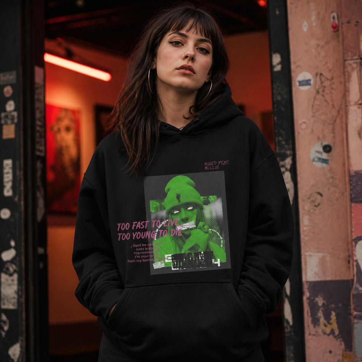 Feat Graphic Hoodie von NiZED mit grün-pinker Collage am weiblichen Model – KI-generierte Darstellung