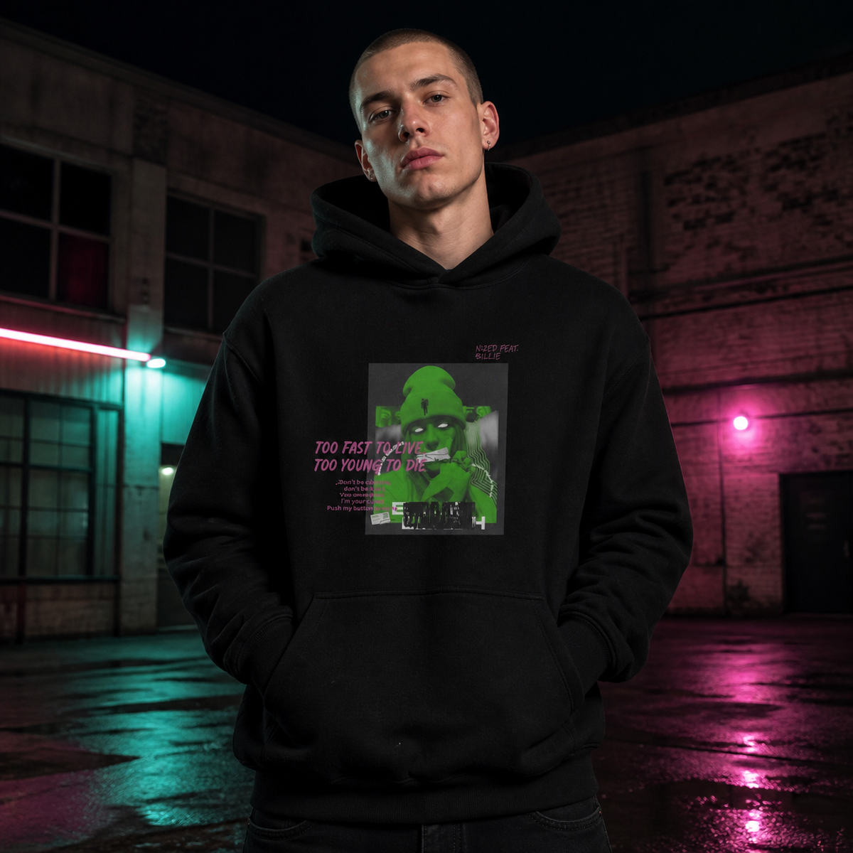 Feat Graphic Hoodie von NiZED mit grün-pinker Collage am männlichen Model – KI-generierte Darstellung