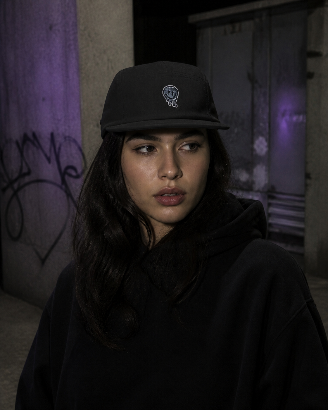 Five Panel Cap an weiblichem Model – KI-generierte Darstellung