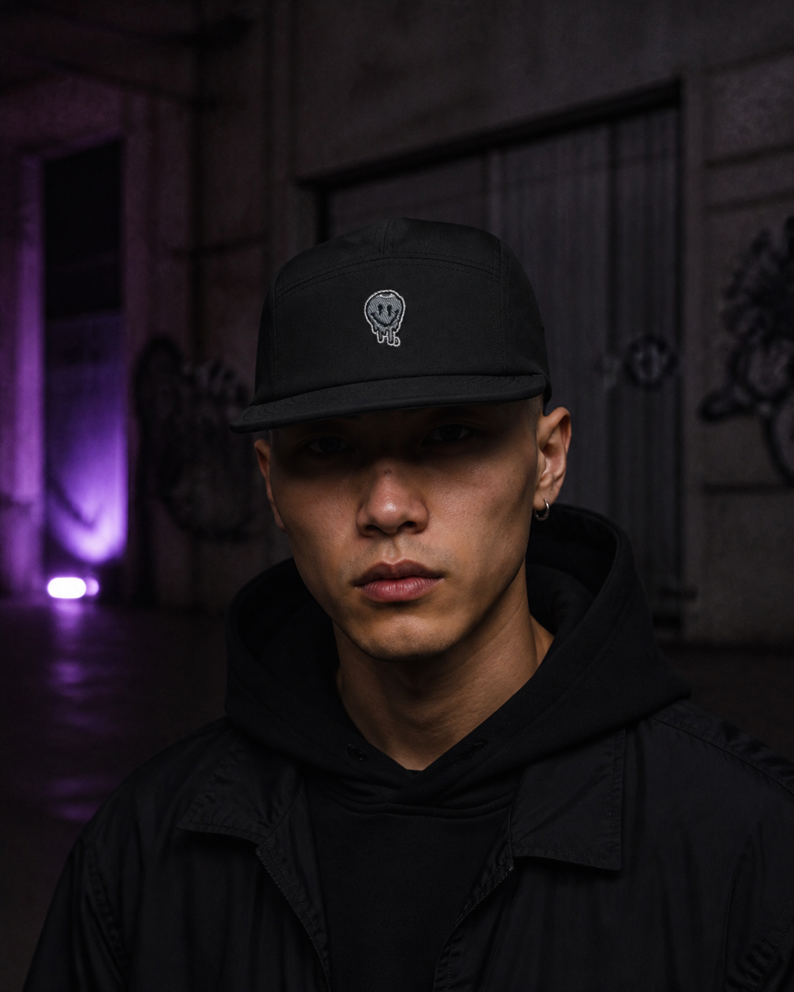 Five Panel Cap an männlichem Model – KI-generierte Darstellung