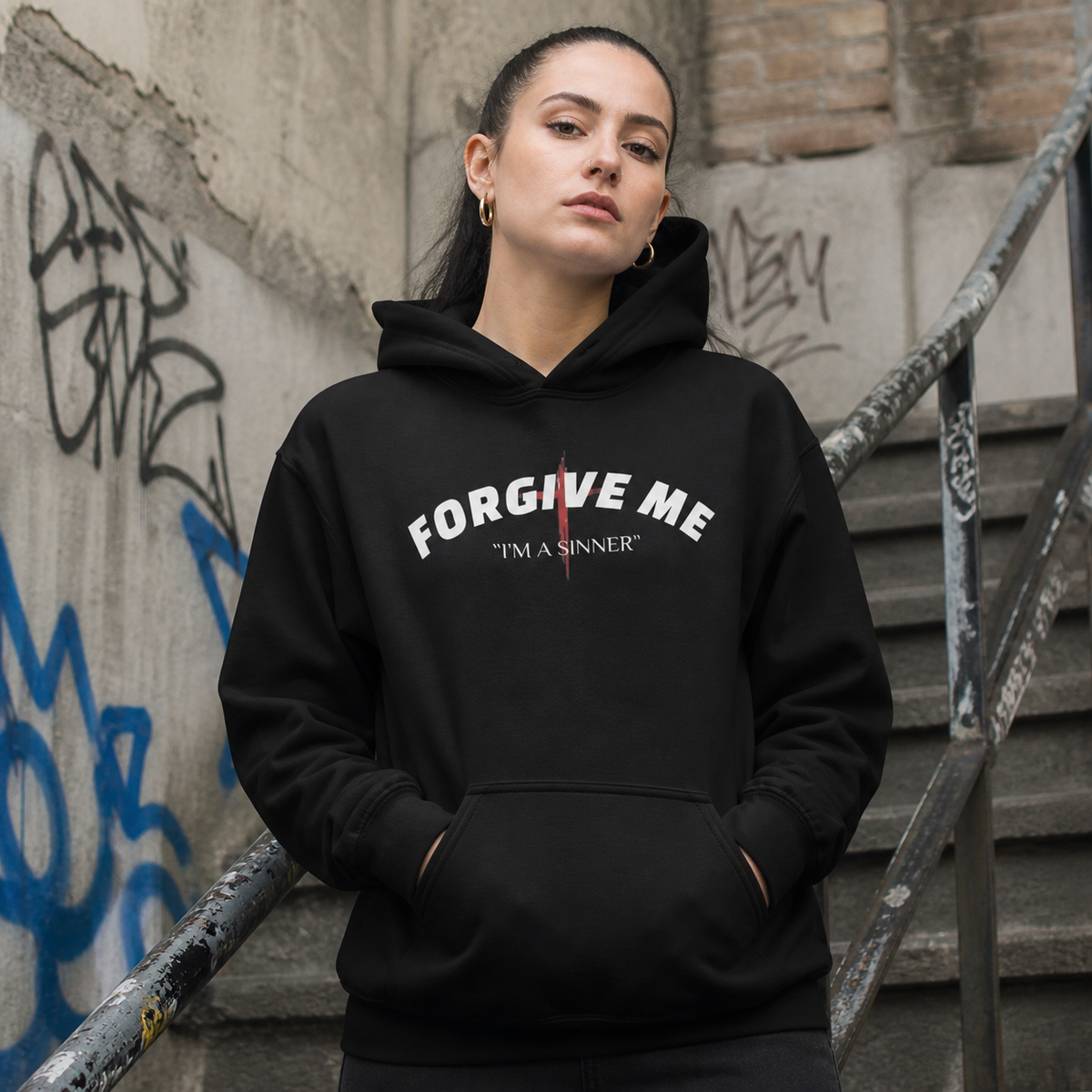 Forgive Me I’m a Sinner Hoodie von NiZED mit Statement Frontprint am weiblichen Model – KI-generierte Darstellung