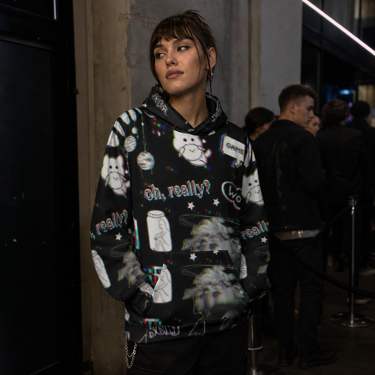 Game Over Hoodie von NiZED mit Glitch-Alloverprint am weiblichen Model – KI-generierte Darstellung