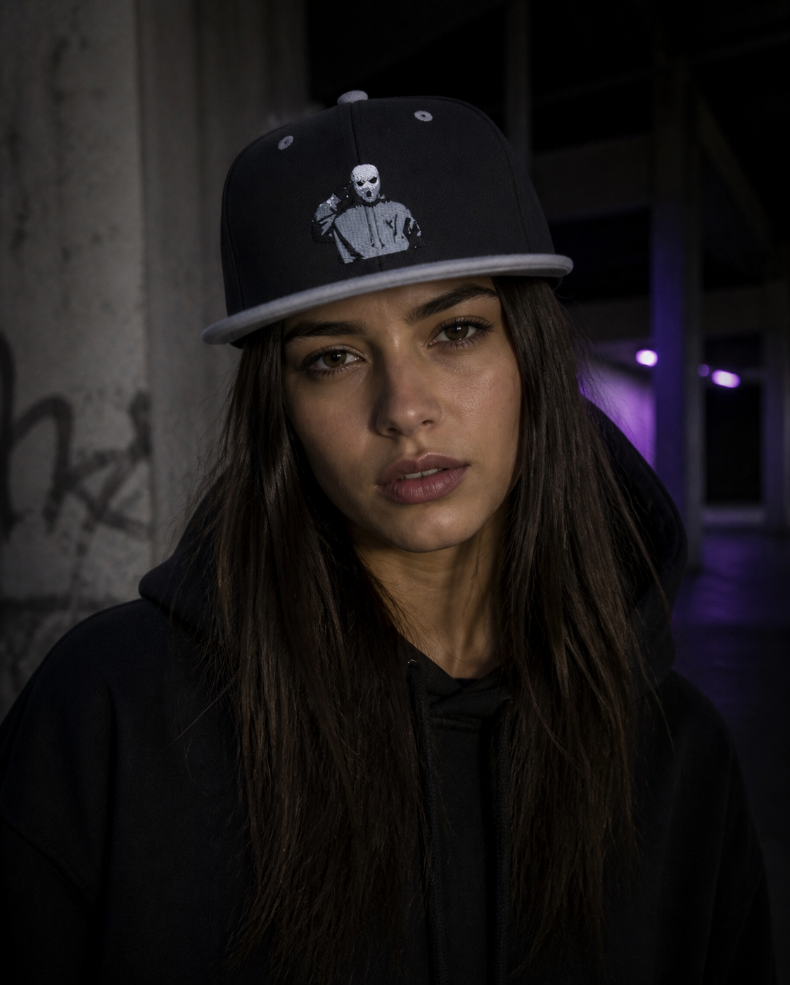 Gangsta Snapbackcap Cap an weiblichem Model – KI-generierte Darstellung