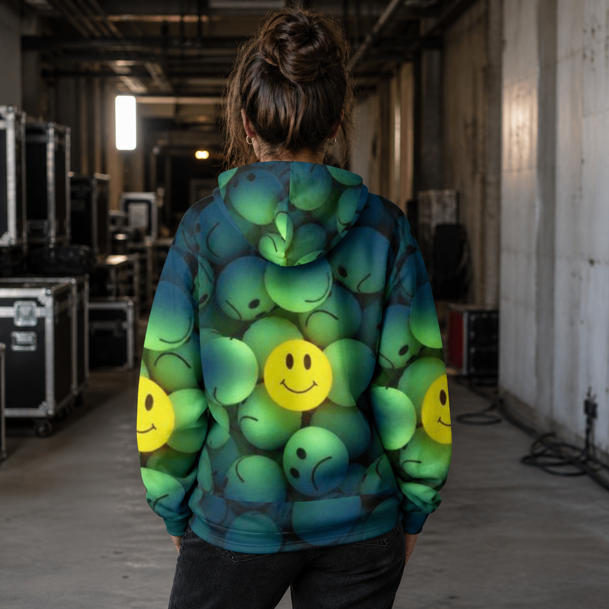 Weibliches Model im NiZED Glow Graphic Hoodie mit grünem Smiley-Alloverprint in Berlin – KI-generierte Darstellung