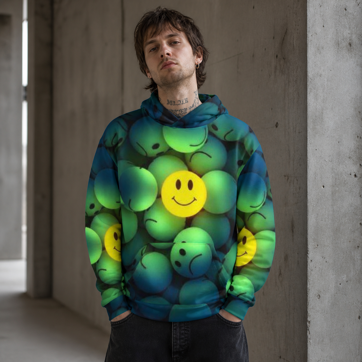 Männliches Model im NiZED Glow Graphic Hoodie mit grünem Smiley-Alloverprint in Berlin – KI-generierte Darstellung