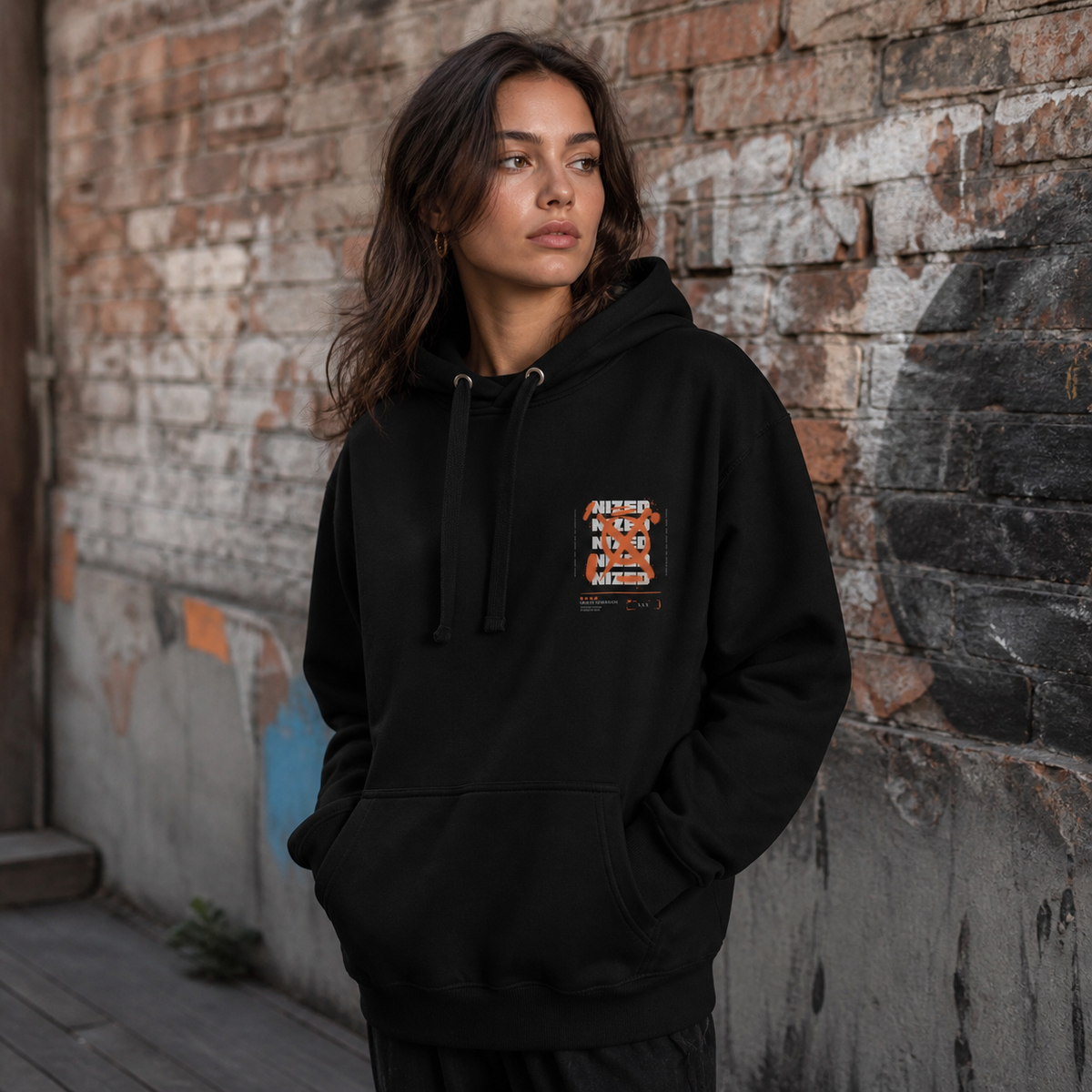 Graffiti Culture Hoodie von NiZED mit kleinem Frontprint am weiblichen Model – KI-generierte Darstellung