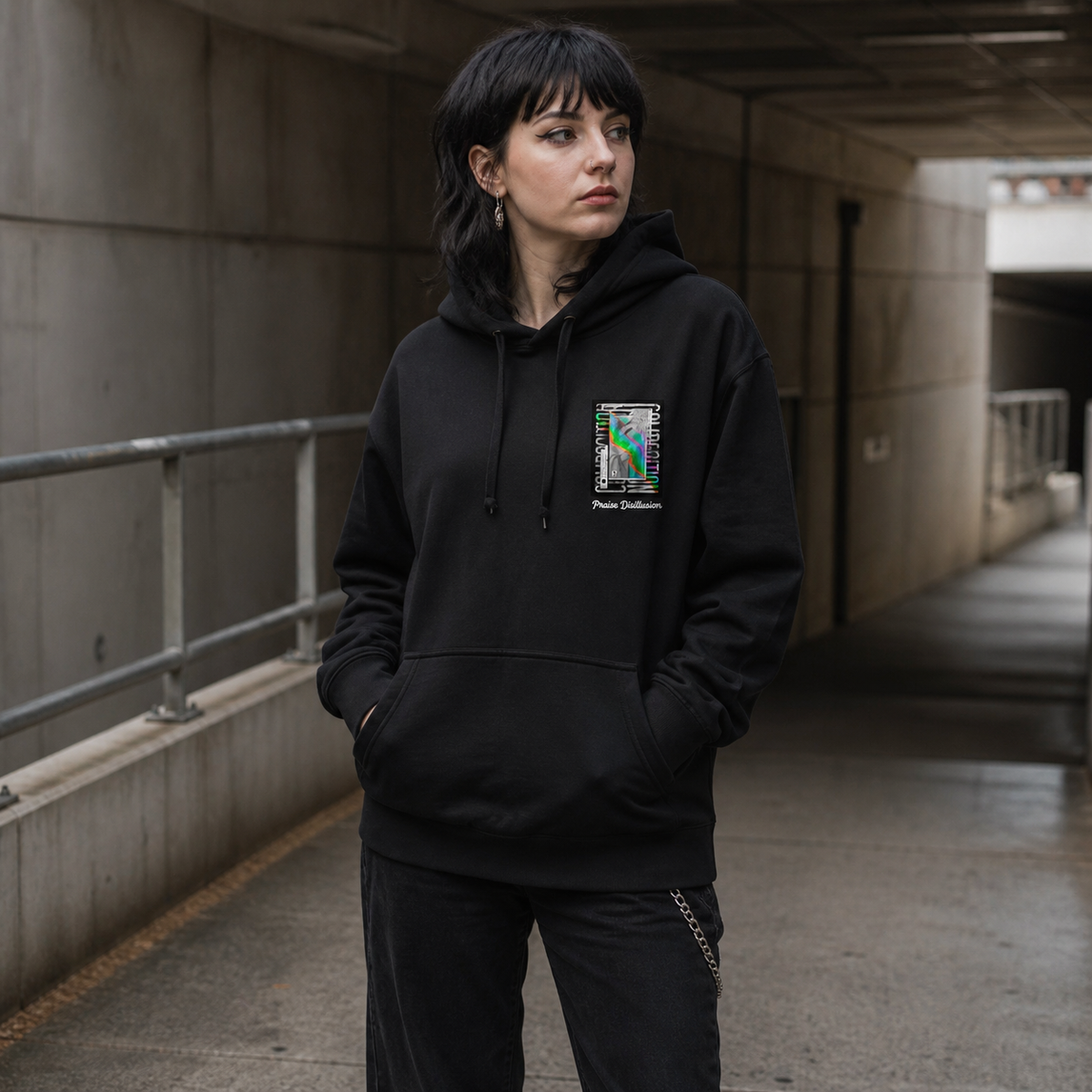Graphic Hoodie Design 2 von NiZED mit Praise Disillusion Frontprint am weiblichen Model – KI-generierte Darstellung