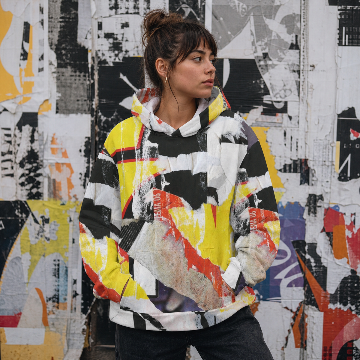 Graphic Hoodie Design 3 von NiZED mit abstraktem Collage-Alloverprint am weiblichen Model – KI-generierte Darstellung