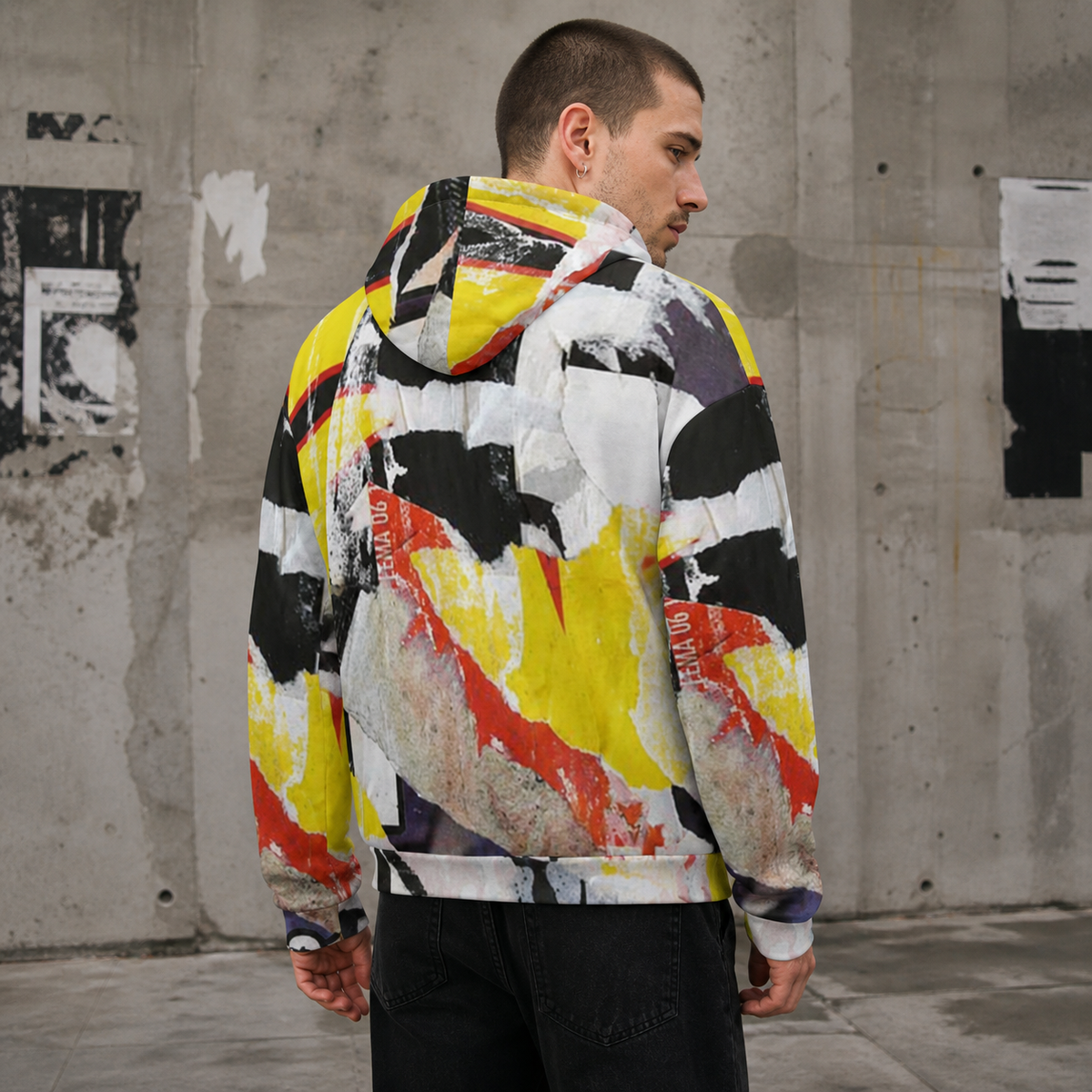 Graphic Hoodie Design 3 von NiZED mit abstraktem Collage-Alloverprint am männlichen Model – KI-generierte Darstellung