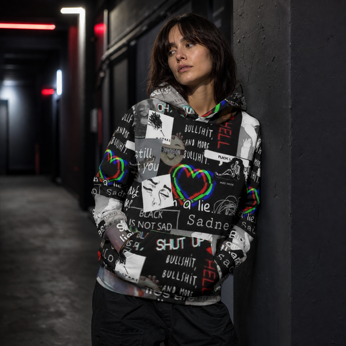 Heart Broker Hoodie von NiZED mit schwarzem Collage-Alloverprint am weiblichen Model – KI-generierte Darstellung