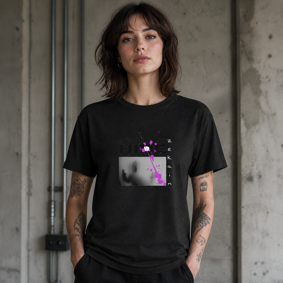 Hide Graphic T-Shirt Damenmodel Vorderansicht – KI-generierte Darstellung