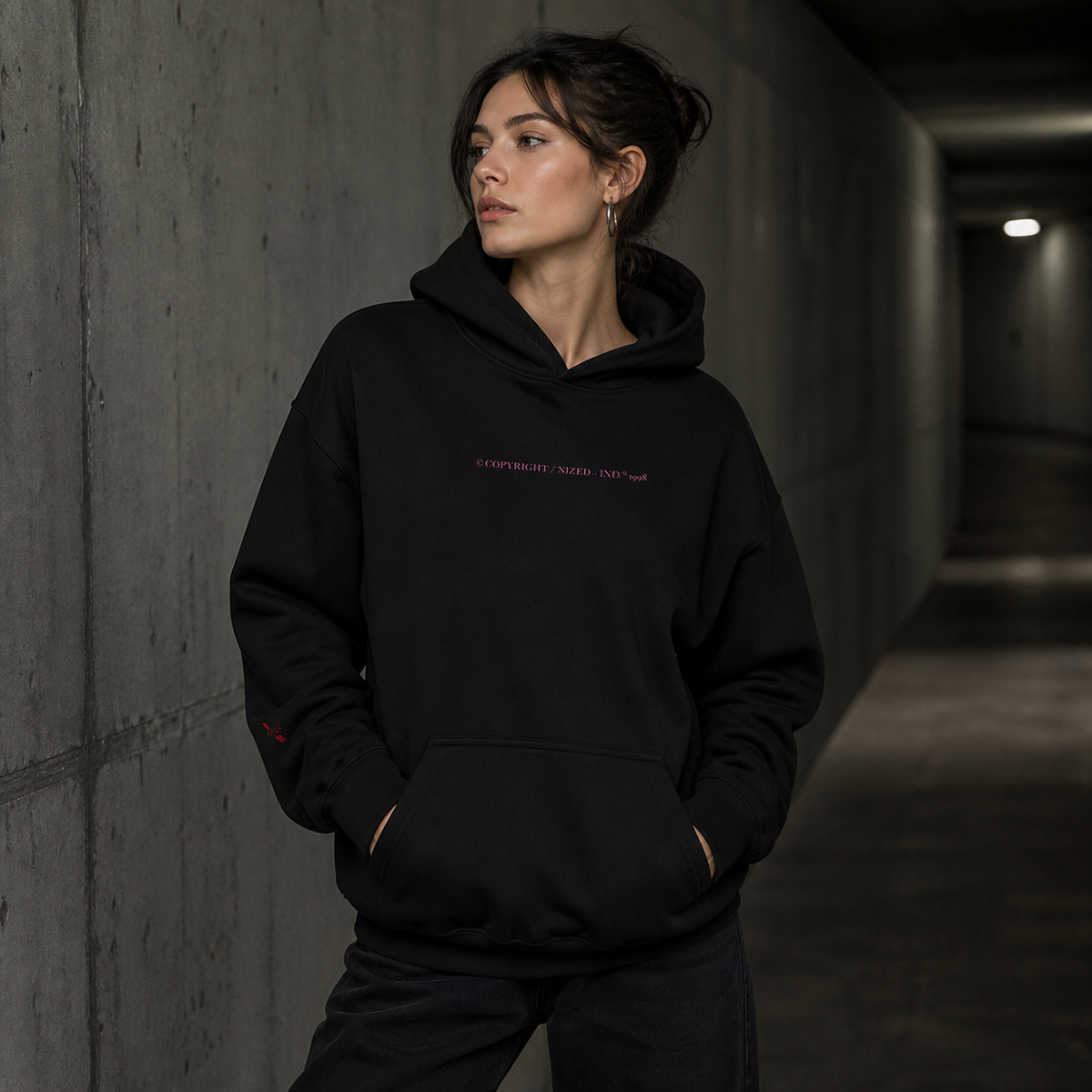 High Graphic Hoodie von NiZED mit kleinem Frontschriftzug am weiblichen Model – KI-generierte Darstellung