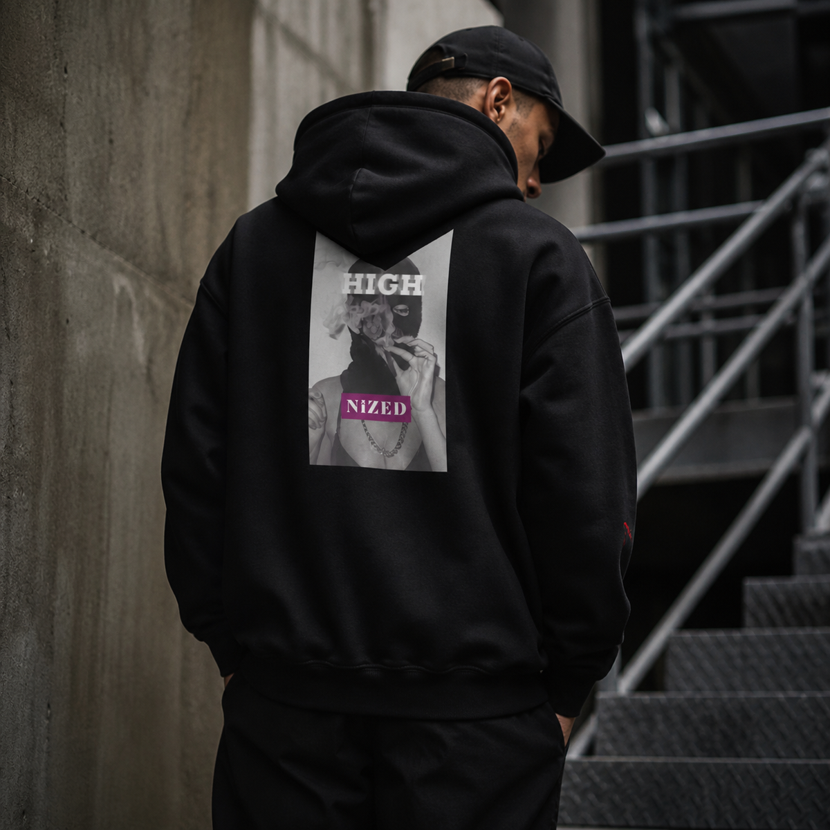High Graphic Hoodie von NiZED mit HIGH Rückenprint am männlichen Model – KI-generierte Darstellung