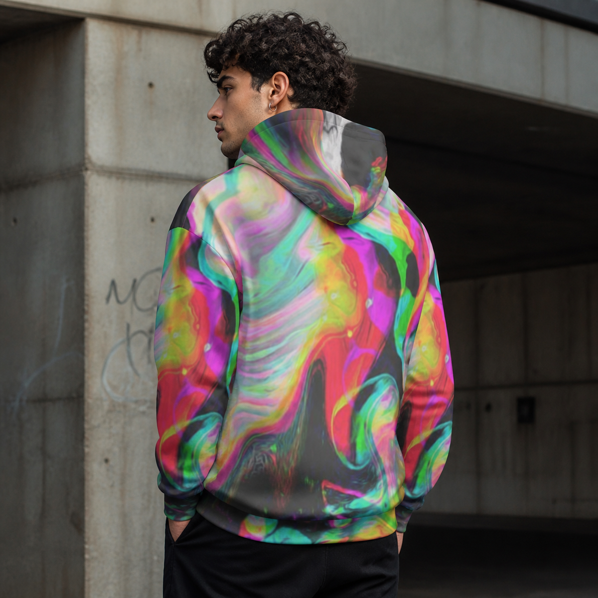 Hillus Graphic Hoodie von NiZED mit psychedelischem Alloverprint am männlichen Model – KI-generierte Darstellung
