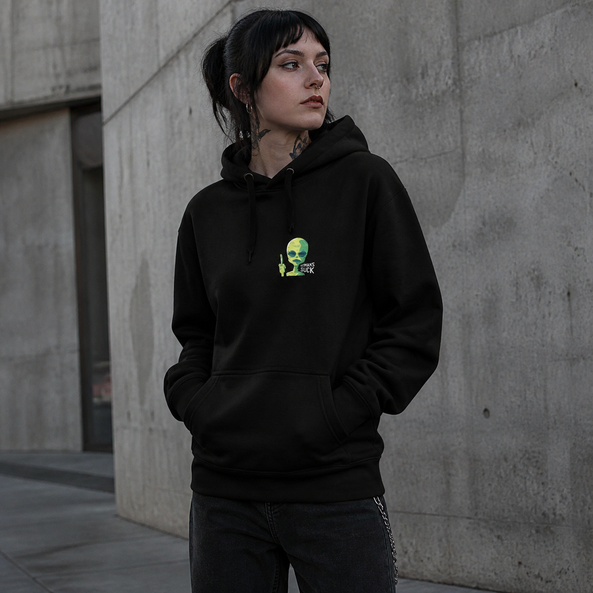 Humans Suck Hoodie von NiZED mit Alien Frontprint am weiblichen Model – KI-generierte Darstellung