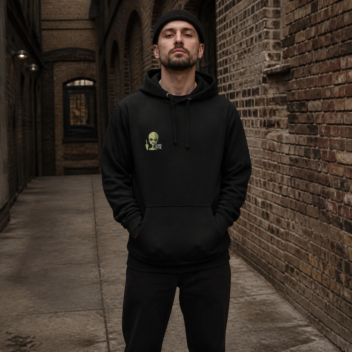 Humans Suck Hoodie von NiZED mit Alien Frontprint am männlichen Model – KI-generierte Darstellung